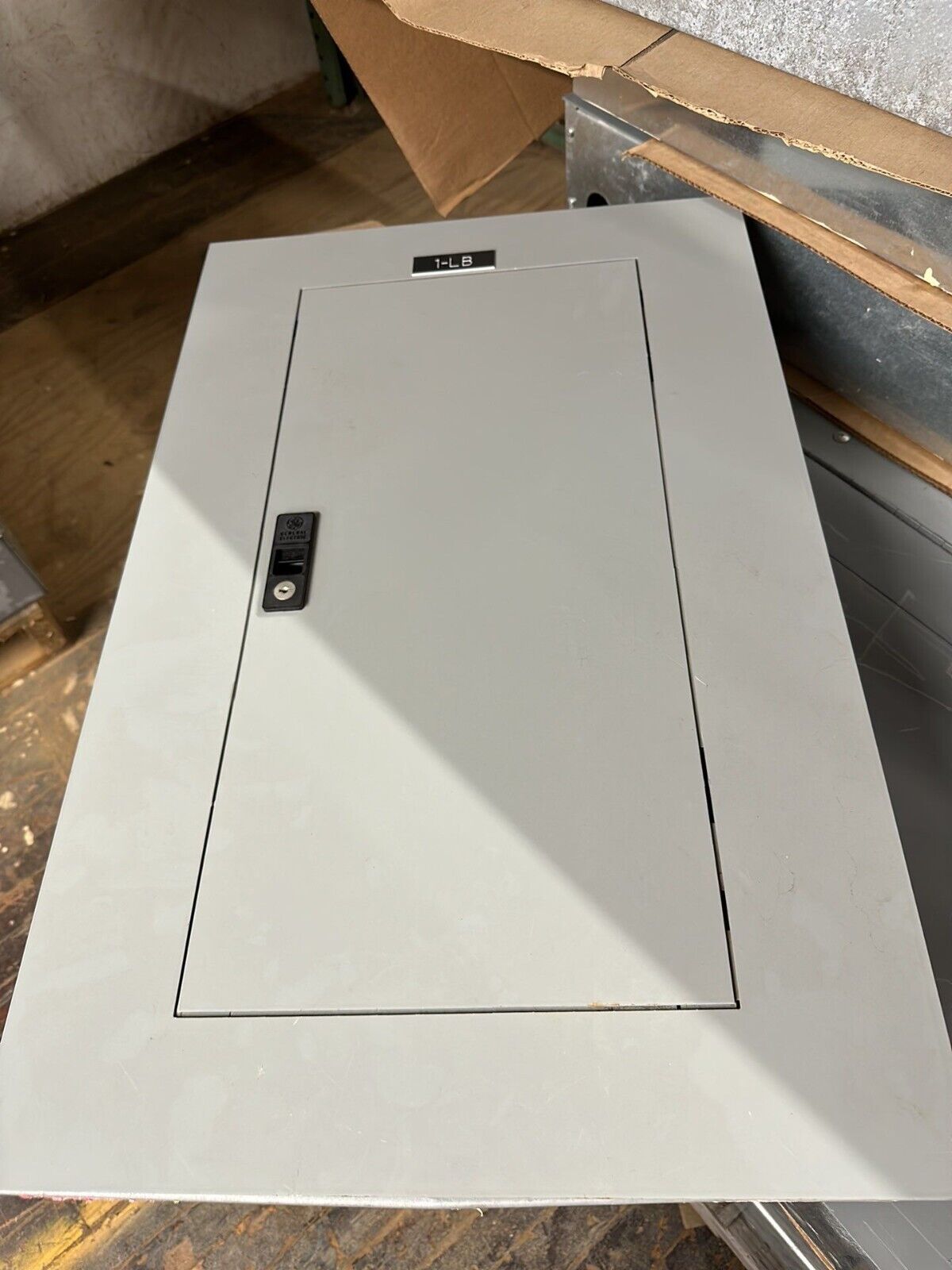 GE AEF3301MTX Panelboard 125A 208Y/120V 3PH 4W 30 Circuit 125 Amp MLO Box AB31B P241 Used