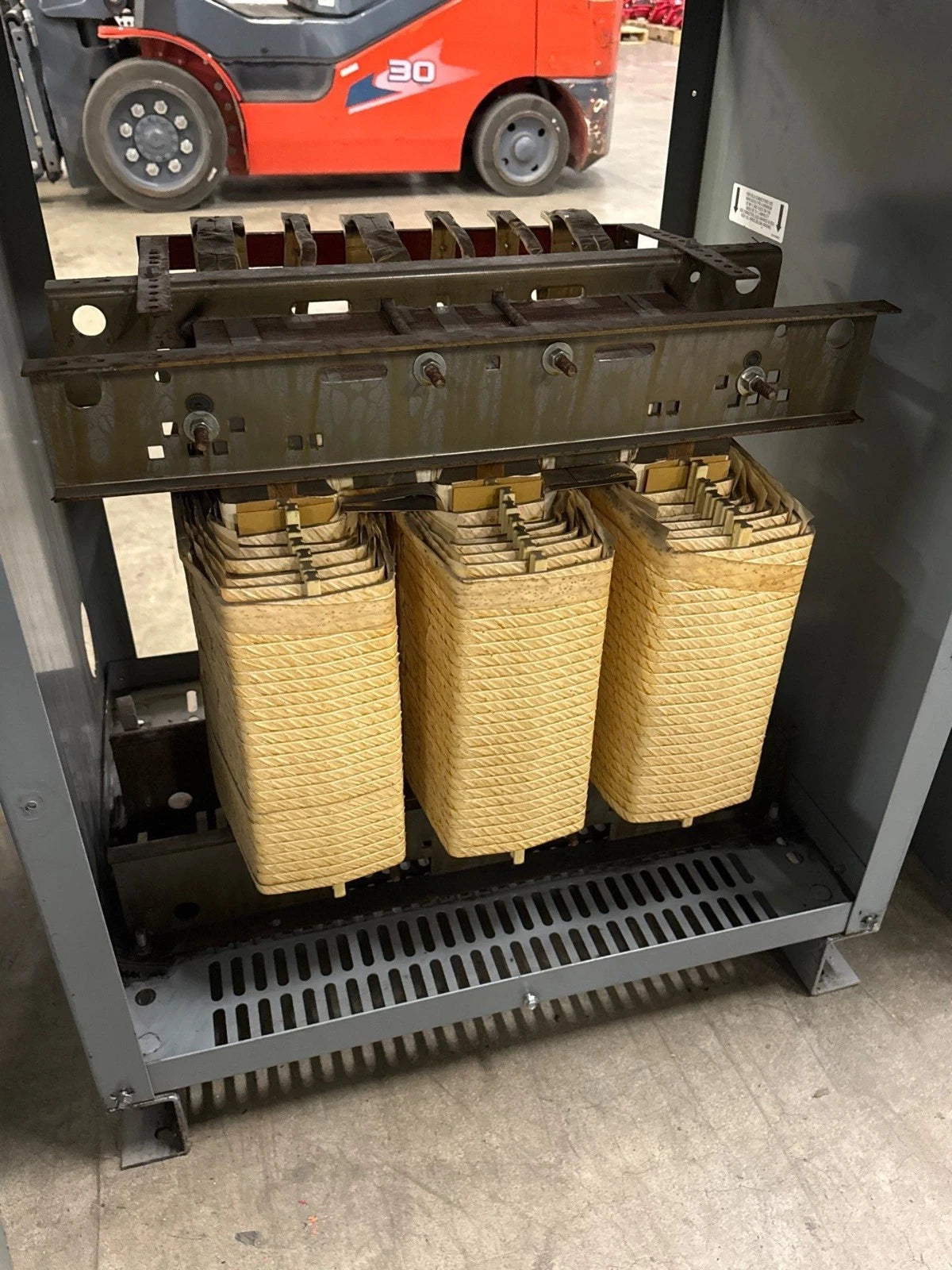 112.5KVA Square D EE112T3H Transformer Pri 480V Sec 208Y/120V 3PH Indoor T279 Used