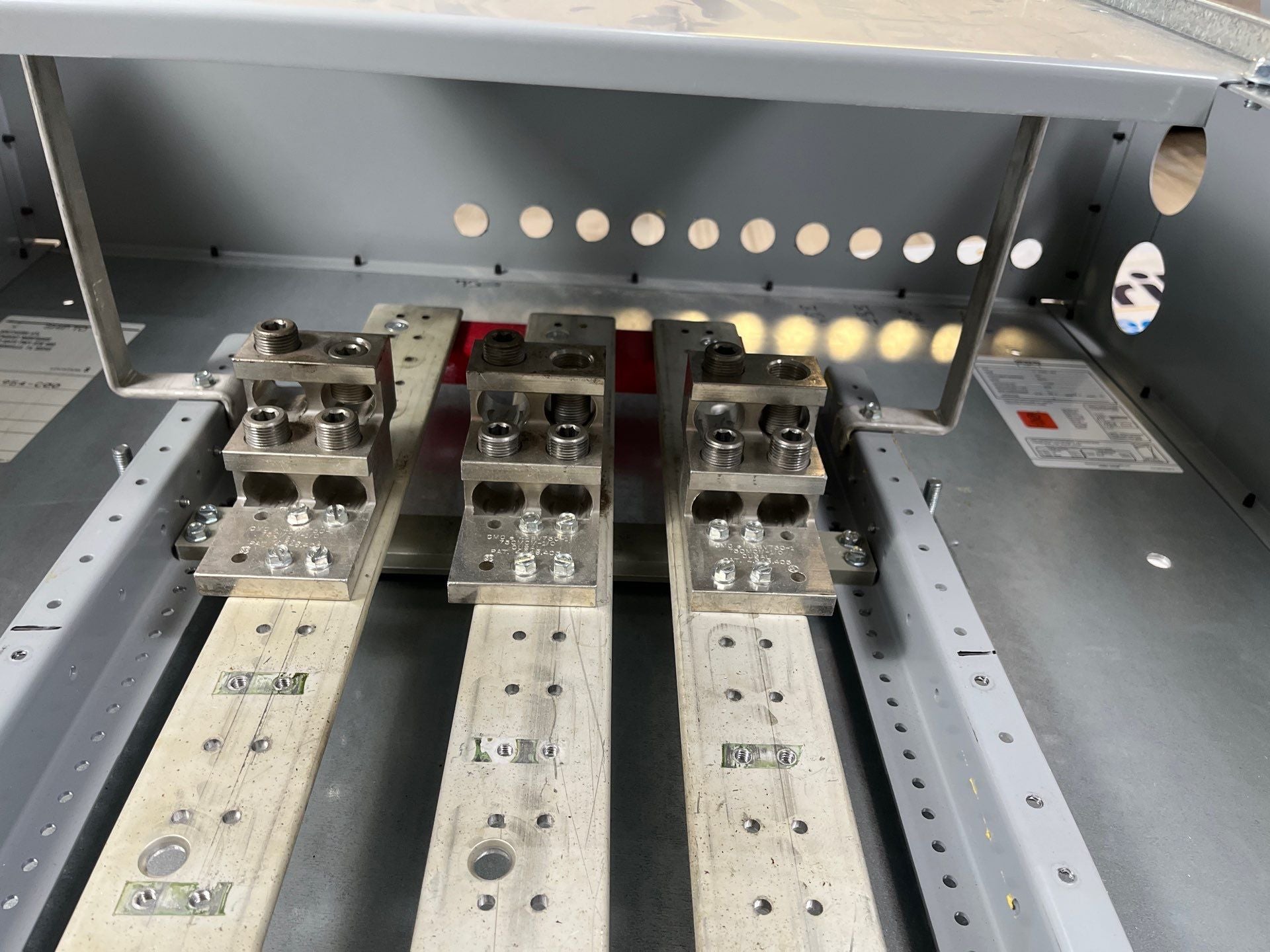 Siemens S5E90ML800ABS S5 Panelboard 800A 480/277V 3PH 4W MLO Indoor Encl B890 Box Used