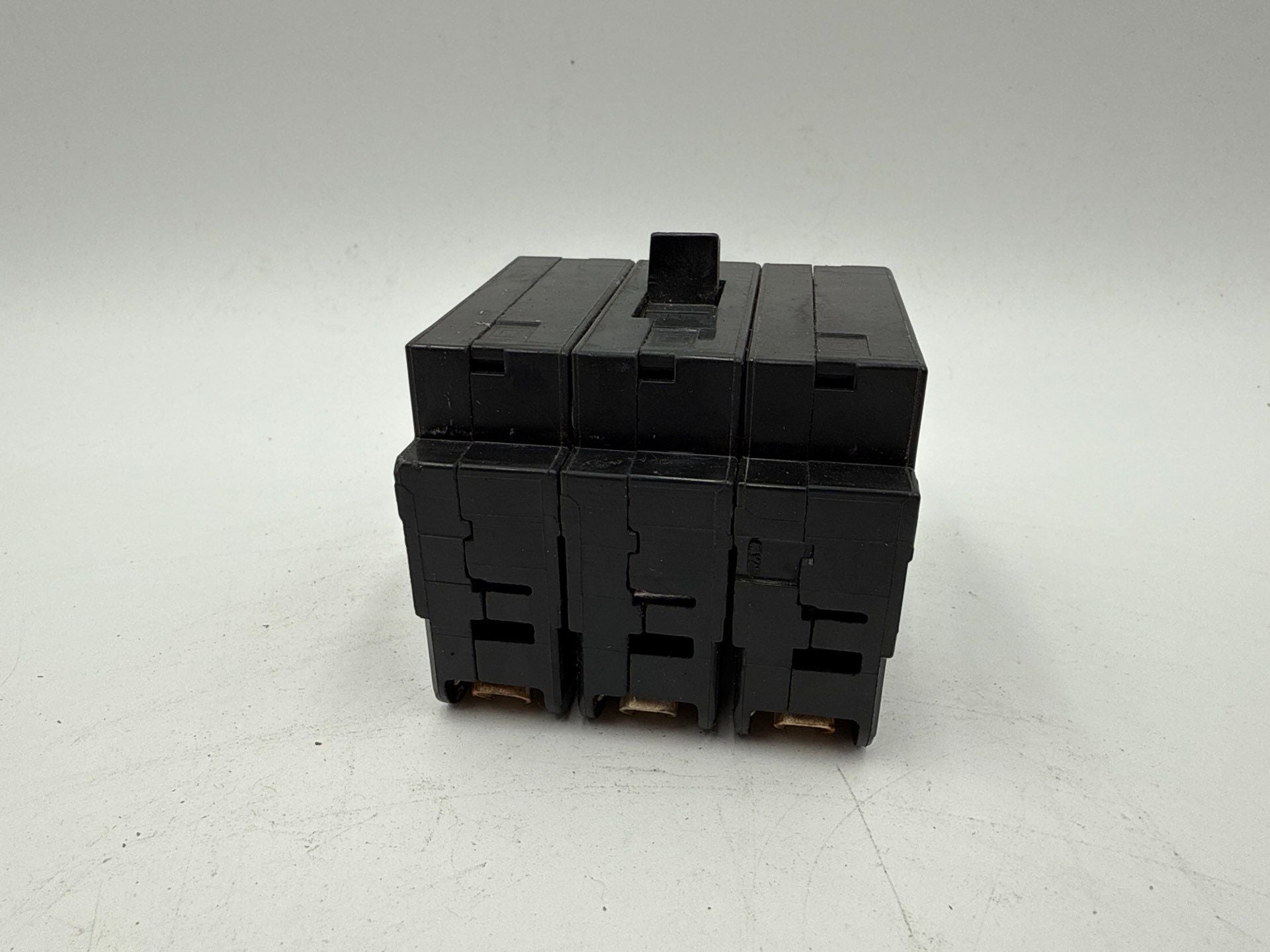 Square D EH34030 Circuit Braker 30A 3P 480/277V EH Plug On 30 Amp 3 Pole Used