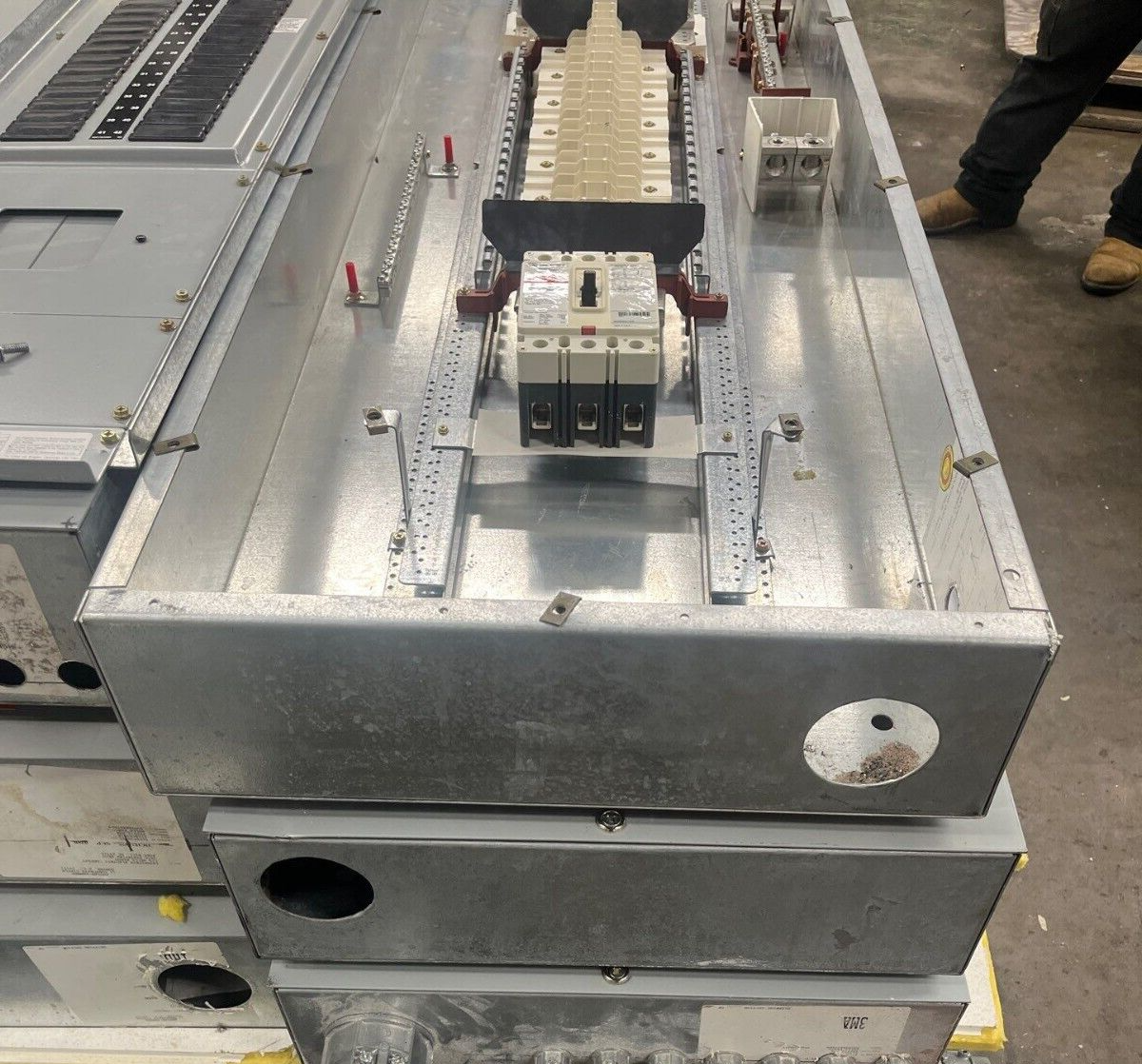 Cutler Hammer PRL2A Panelboard 400A 277/480V 3PH 4W 42Cir Indoor Encl MLO FD3225 P575 Used