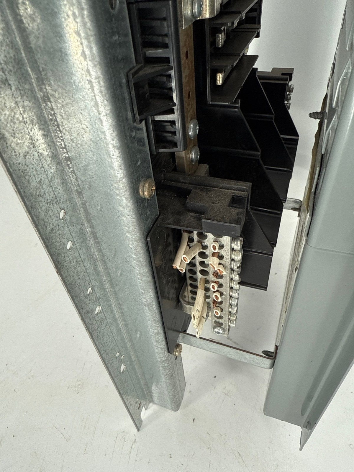 Square D NQOD442L225CU Interior Panelboard 225A 240V 3PH 4W 42 Space 225 Amp MLO Used