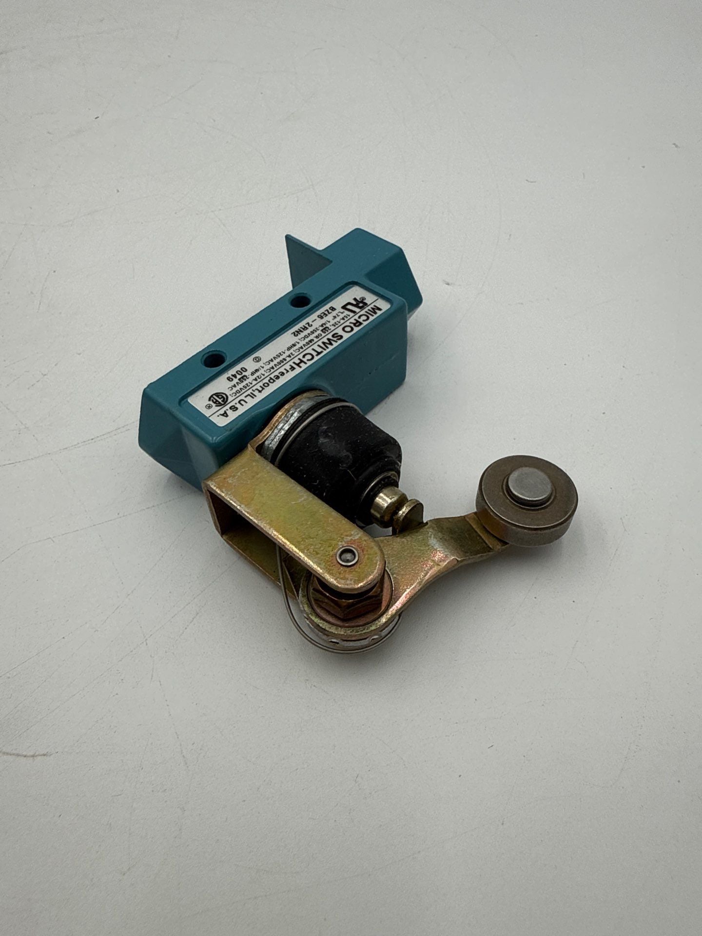 Honeywell BZE6-2RN2 Enclosed Limit Micro Switch New