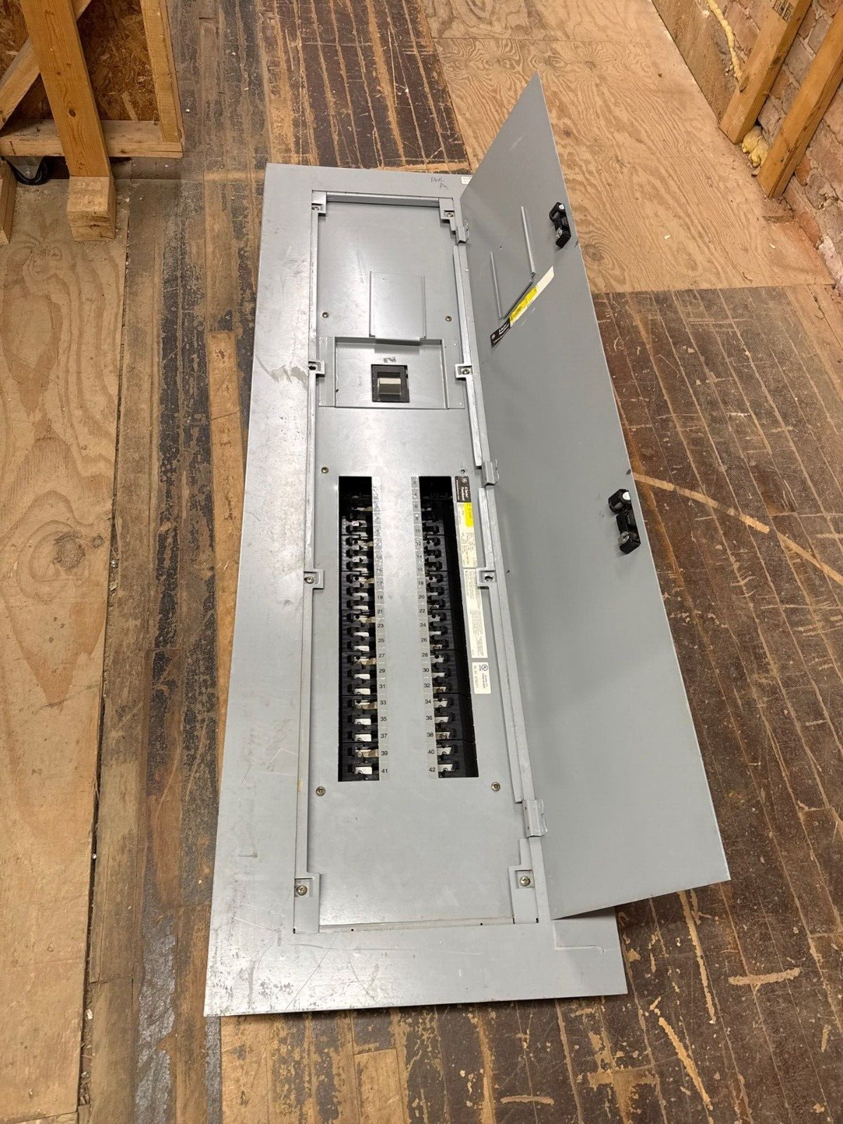 GE AEF3424BT Panelboard 400A 480/277V 3PH 4W Indoor Encl 42 Cir TJJ436400 MCB P021 Used