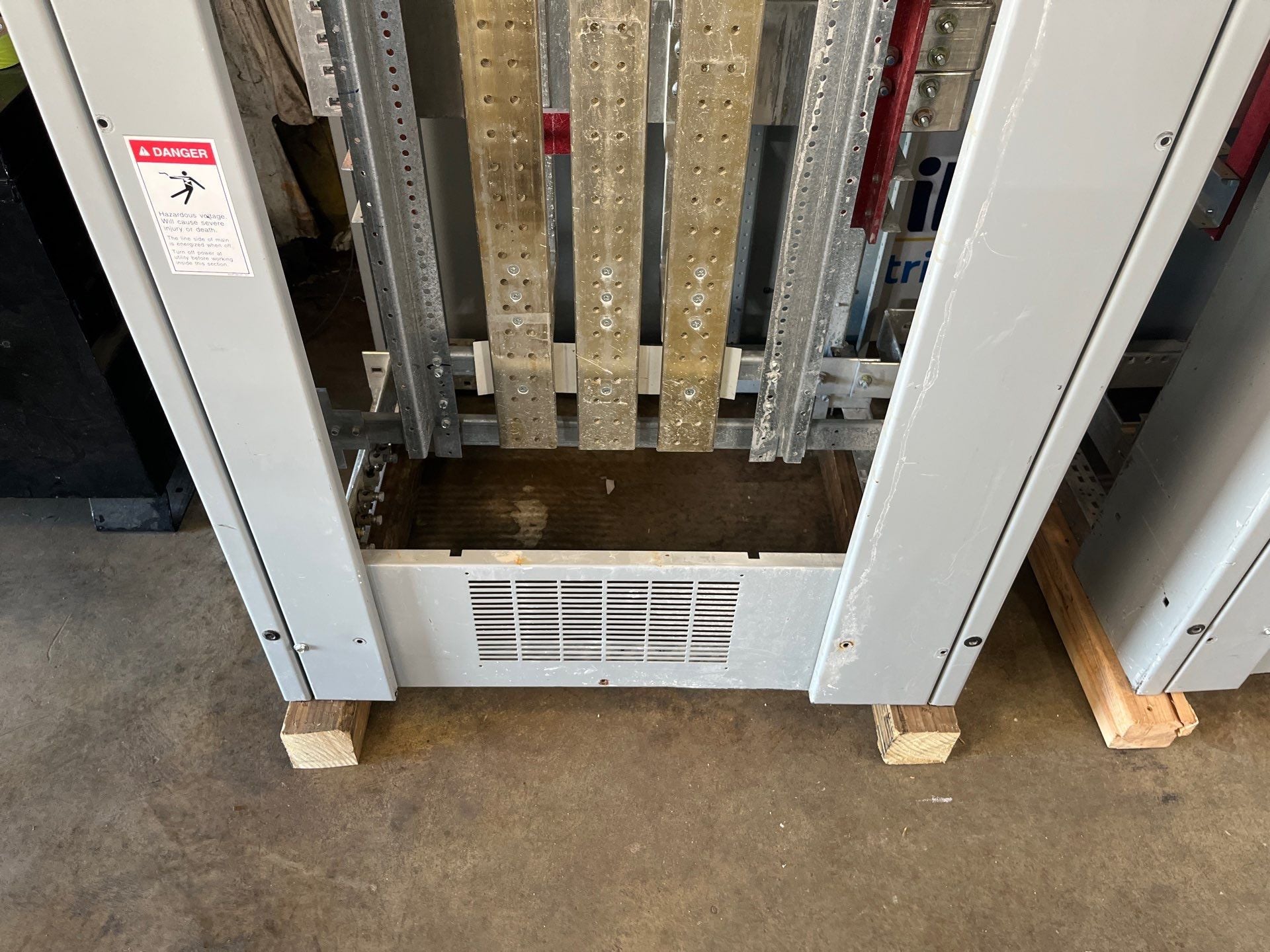 CH PRLC Switchboard 3000A 480/277V 3PH 4W 3000 Amp MCB W/ Distribution Used