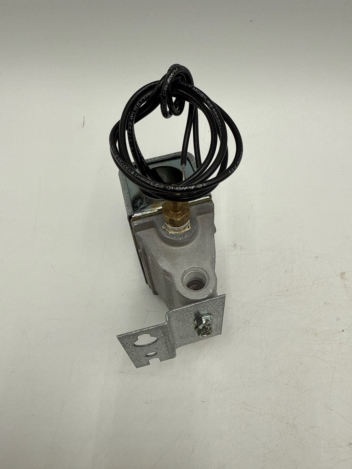 Johnson V11HAA-100 Solenoid Air Valve 110/120V 6W 30PSI 50-60Hz New