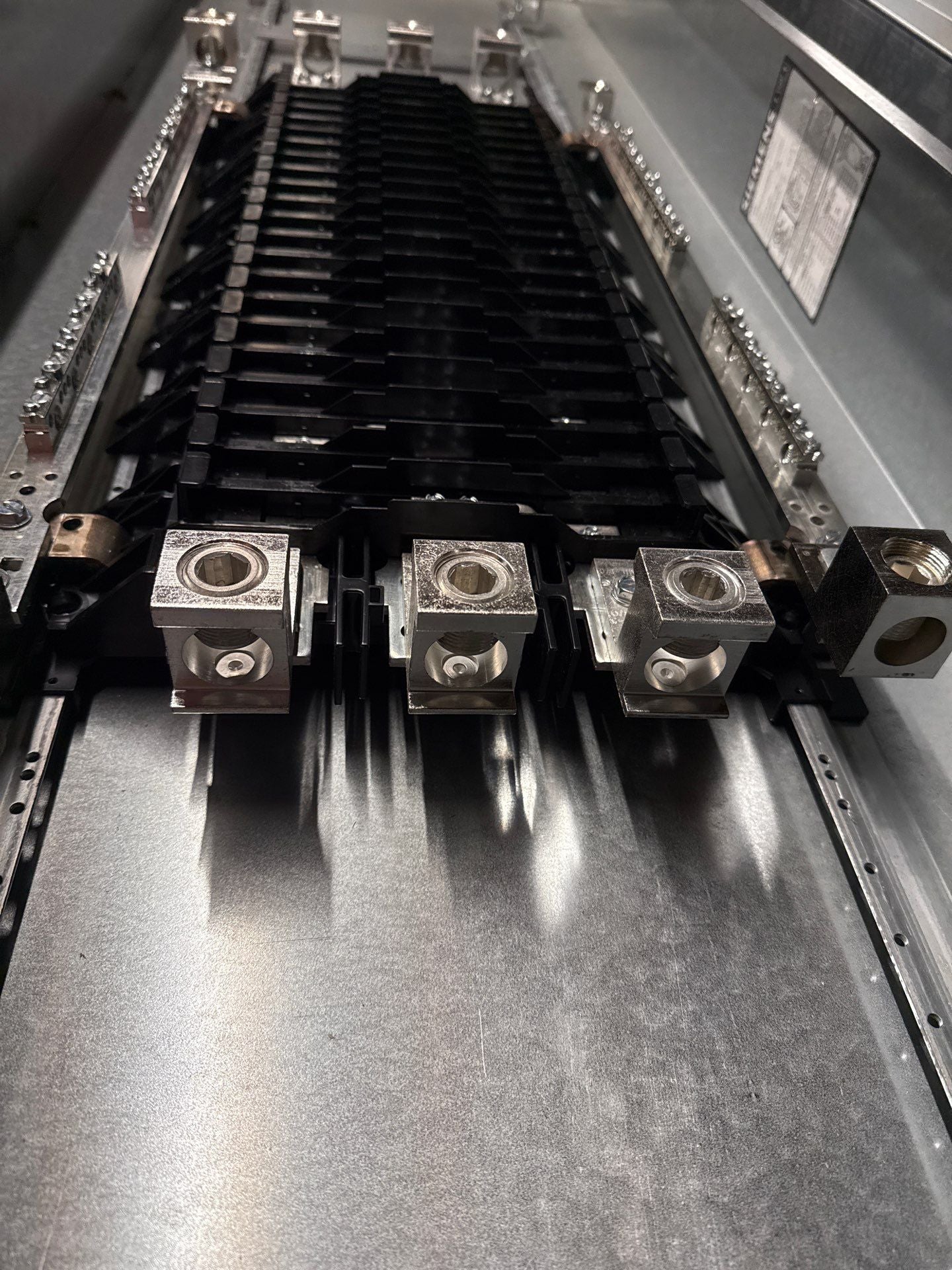 Siemens P1E42ML400ATST Panelboard 400A 480/277V 3PH 4W MLO Panel 400 Amp 42 Cir New