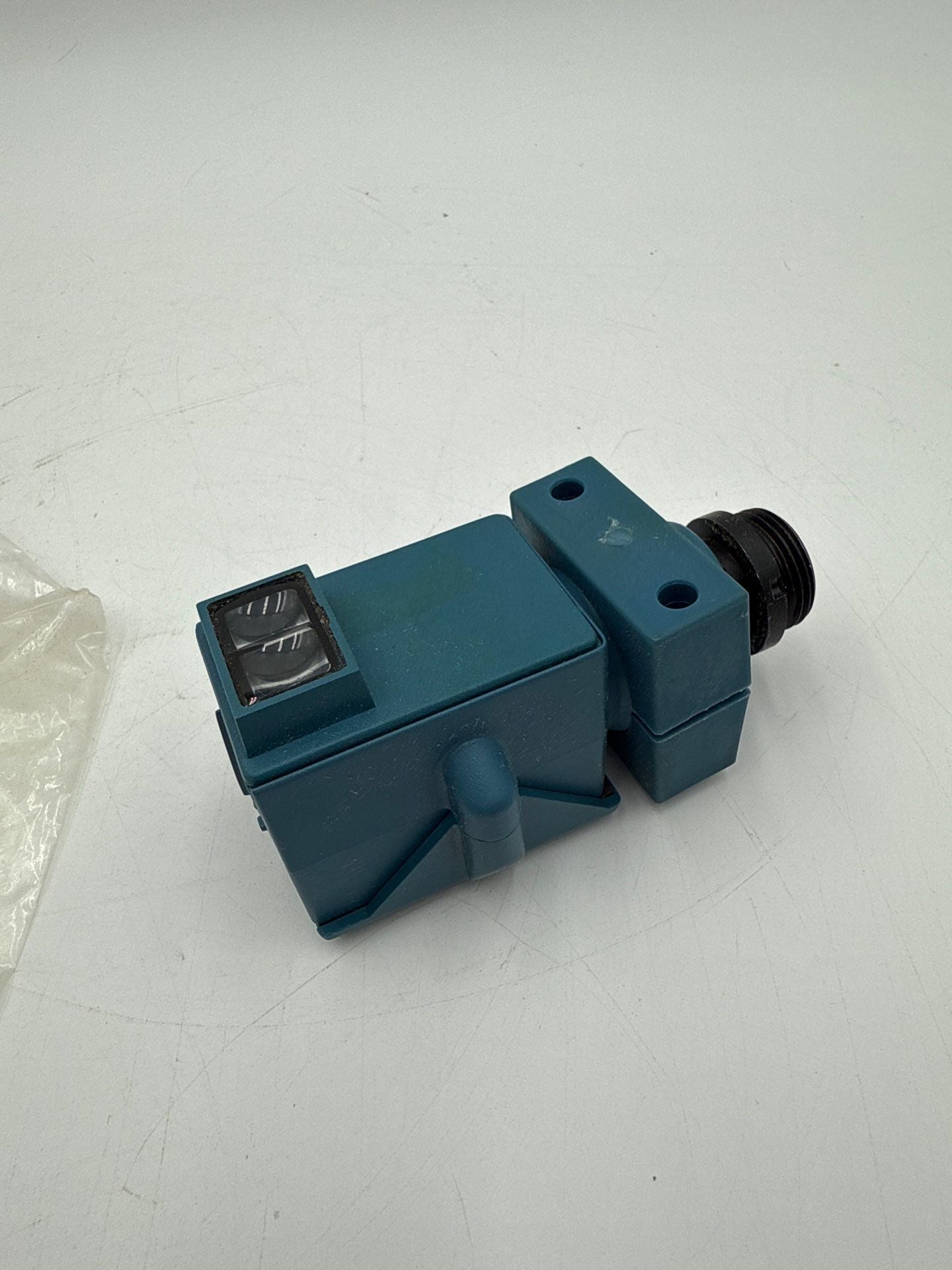 Eaton 1350B-6501 Ser B2 Photoelectric Connector 90-132V 10in Diffuse Reflective New