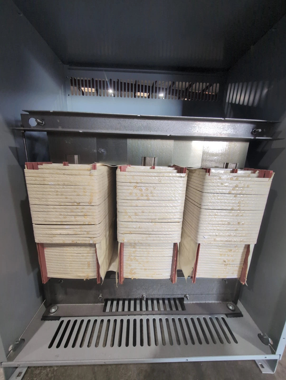 112.5 kVA General Electric 9T83C9475G03 Transformer 480V 208/120V 3PH Type 3R Used