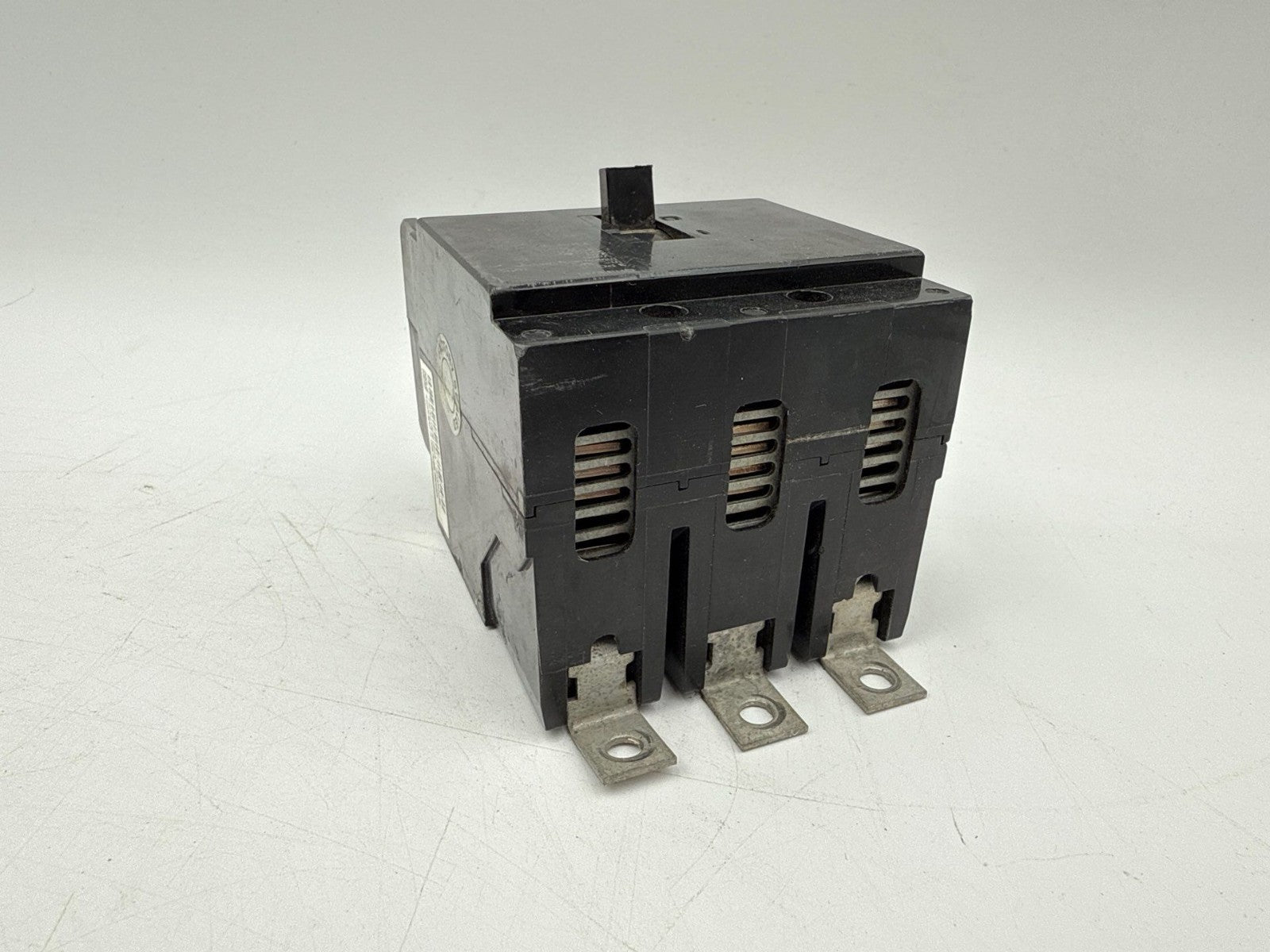 Eaton GHB3030 Circuit Breaker 30A 3P 480/277V 3PH GHB 30 Amp 3 Pole Bolt On