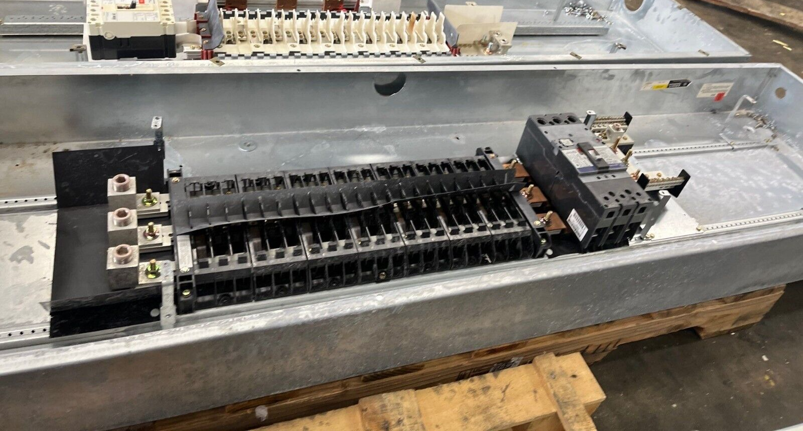 GE AEF3424MBX Panelboard 400A 3PH 480/277V 4W Indoor Encl MLO 42Cir SFHA36AT0250 P585 Used