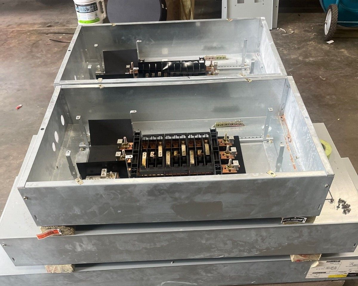 GE AEF3181MTX Panelboard 125A 480/277V 3PH 4W Indoor Encl MLO 125 Amp 18 Circuit P604 Used