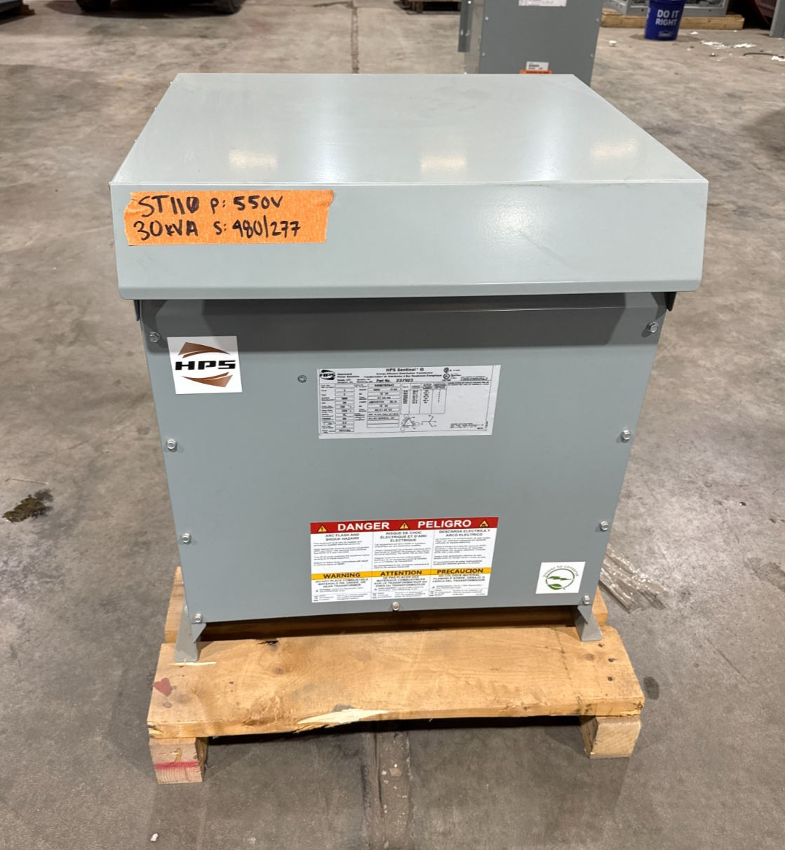 30 KVA Hammond 237923 Transformer Pri 550V Sec 480/277V 3PH 3R Encl New
