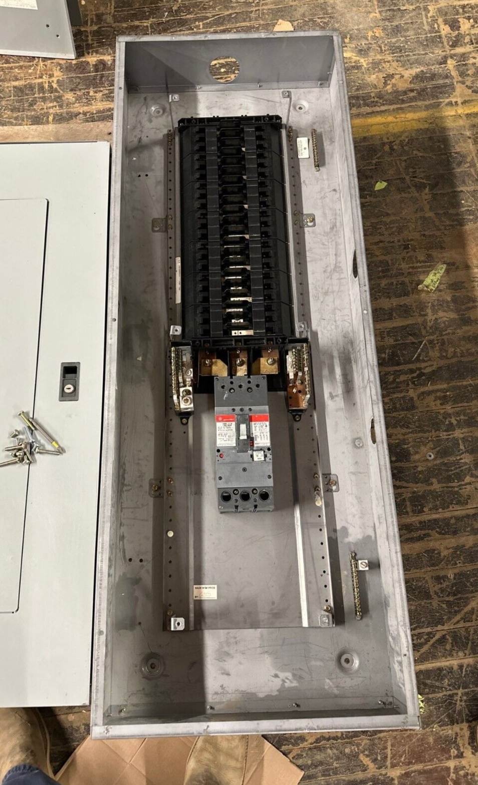 GE AEF3422DBX Panelboard 225A 480Y/277V 3PH 4W Indoor Encl 42 Circuit MCB AB55B P043 Used
