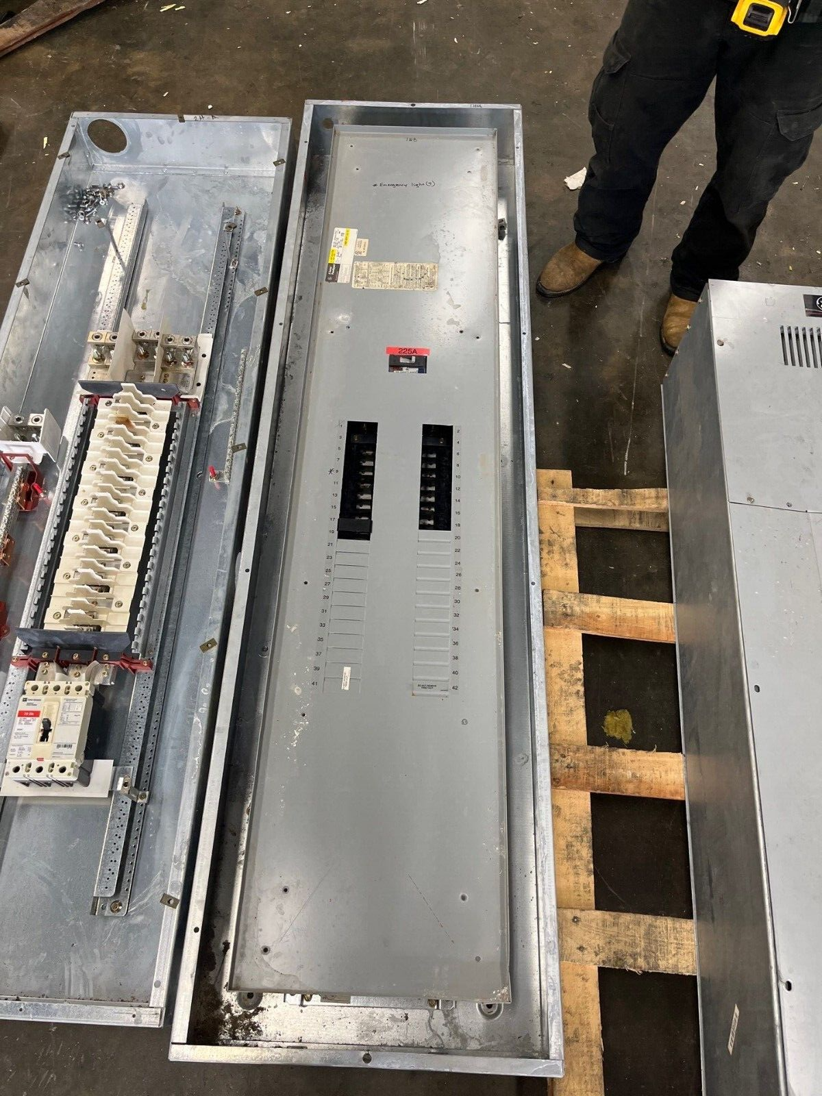 GE AEF3424MBX Panelboard 400A 3PH 480/277V 4W Indoor Encl MLO 42Cir SFHA36AT0250 P585 Used