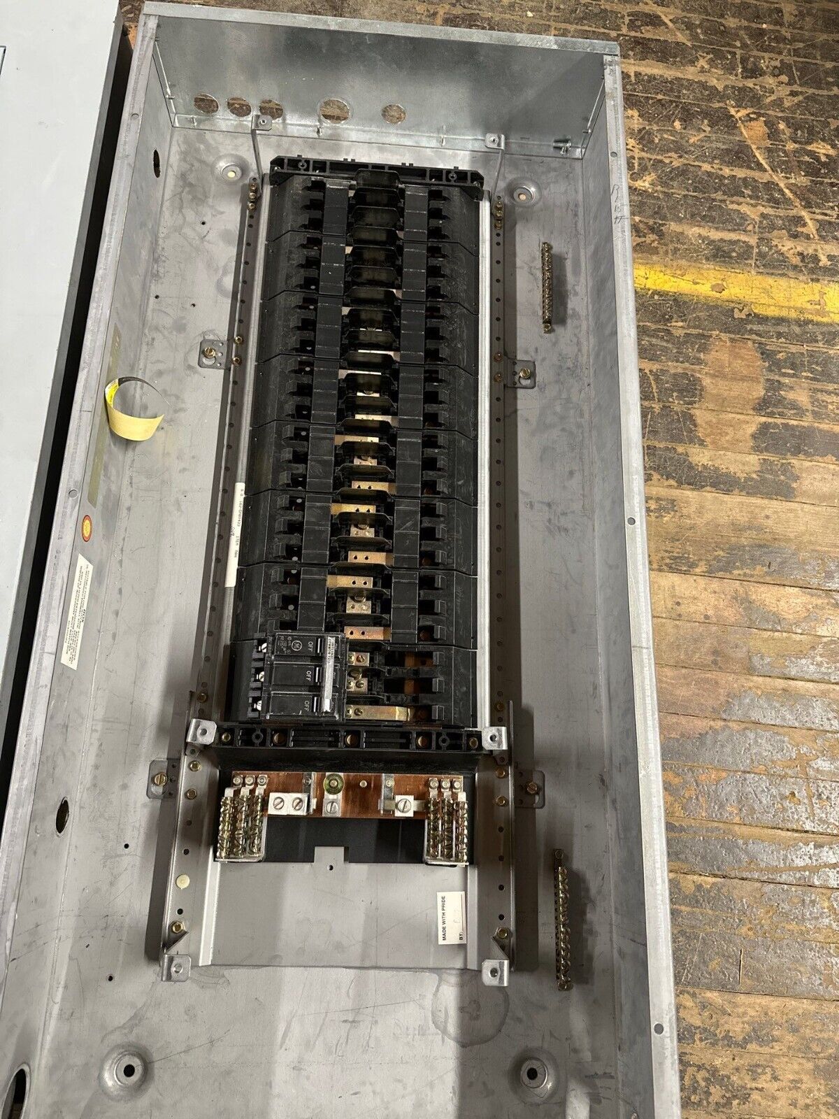 GE AQF3421ABX Panelboard 125A 208Y/120V 3PH 42 CIR Indoor Main THQB32100 MCB P028 Used