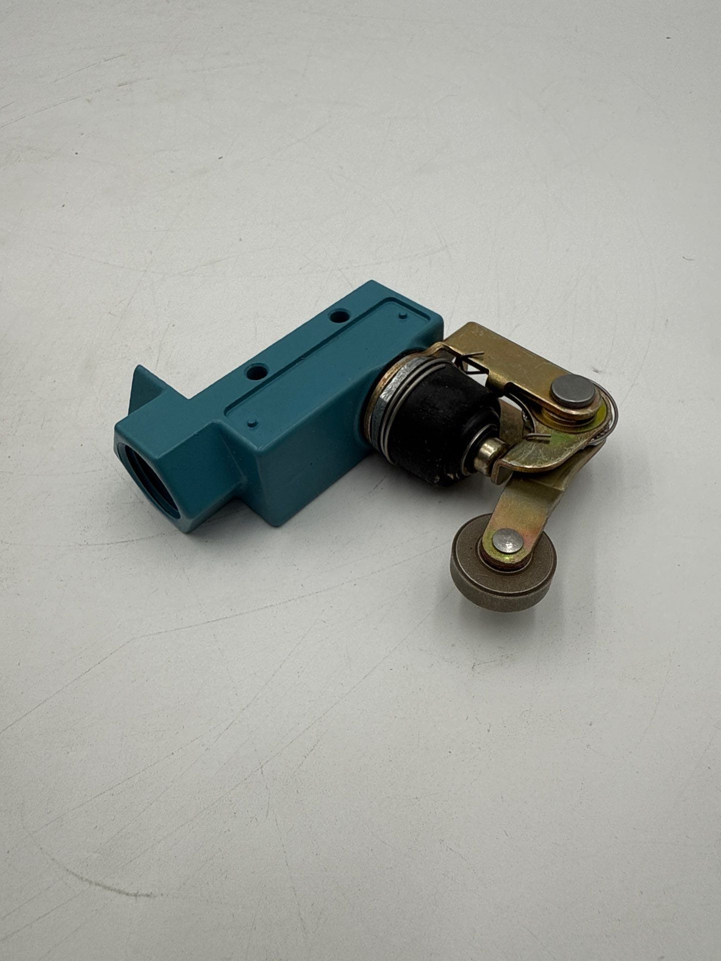 Honeywell BZE6-2RN2 Enclosed Limit Micro Switch New