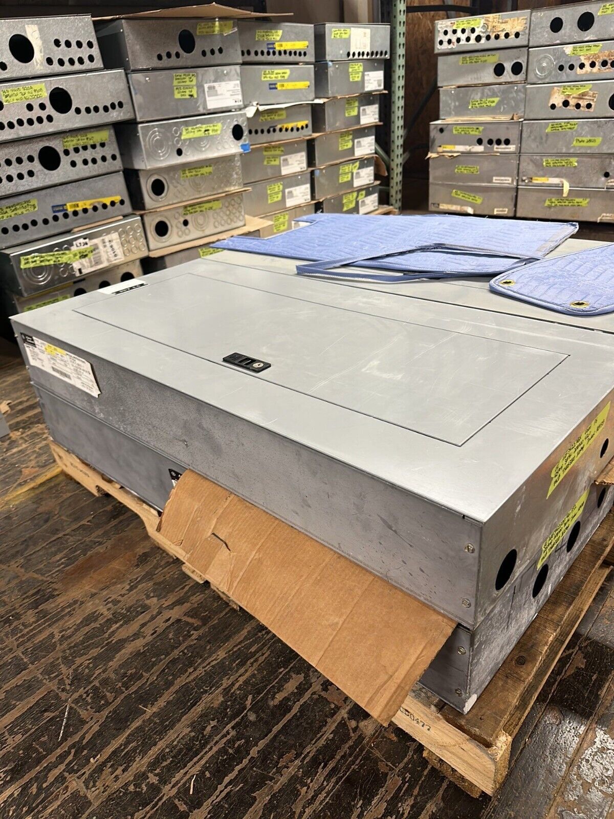 GE AQF3421ABX Panelboard 125A 208Y/120V 3PH 4W 42 CIR MCB THQB32100 Indoor Encl P006 Used