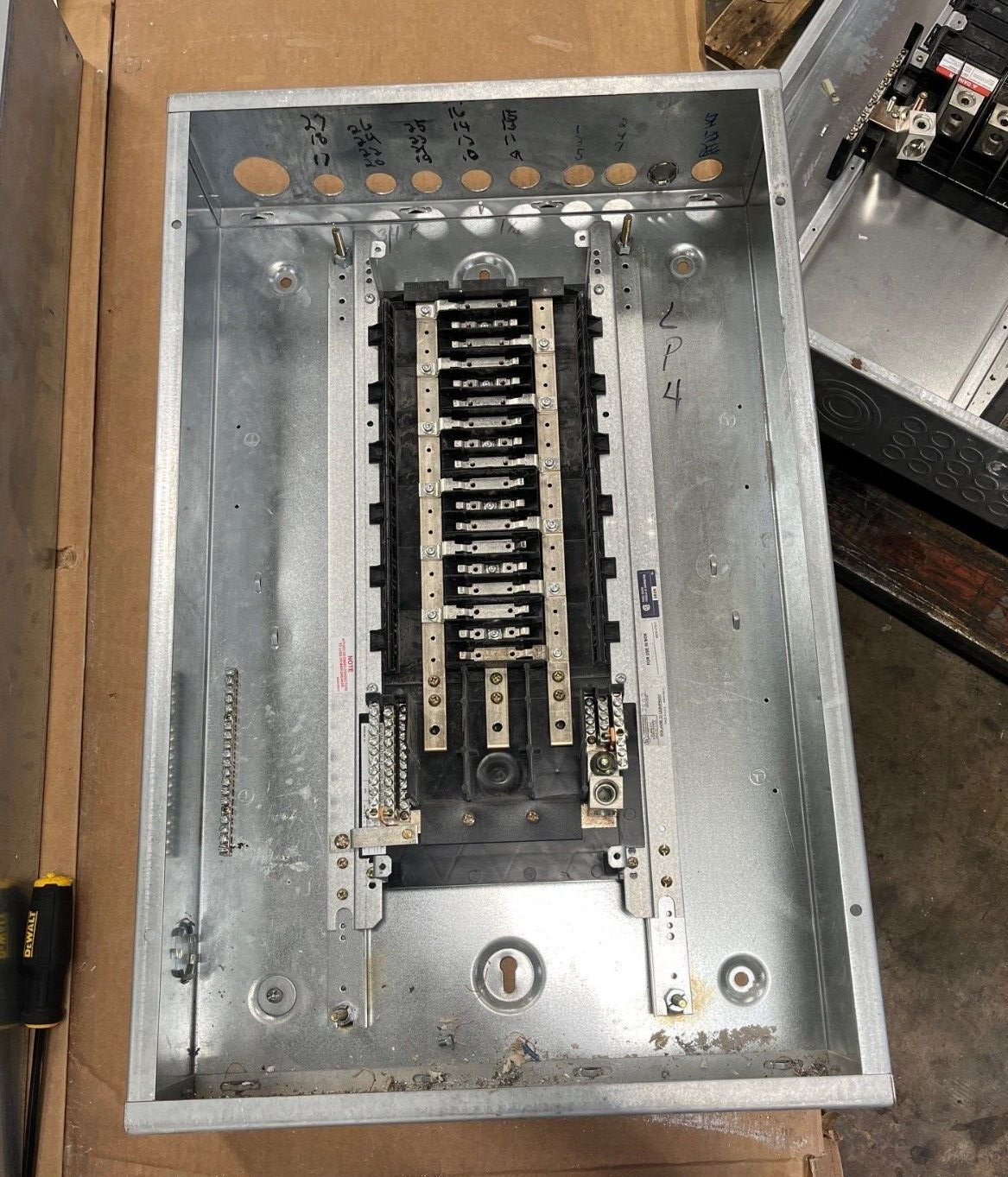 Square D NQOD430M100CUNL Panelboard 100A 208/120V 3PH 4W Indoor Encl MCB 30 Cir P569 Used