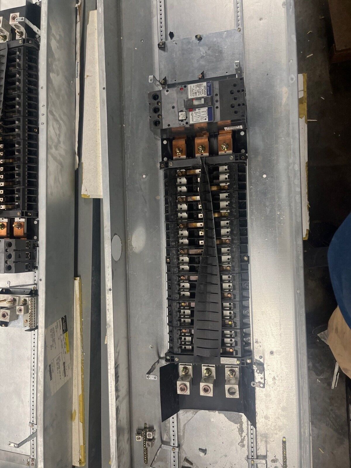 GE AEF3424MBX Panelboard 400A 480/277V 3PH 4W Indoor Encl 42Cir SFHA36AT0250 MLO P582 Used