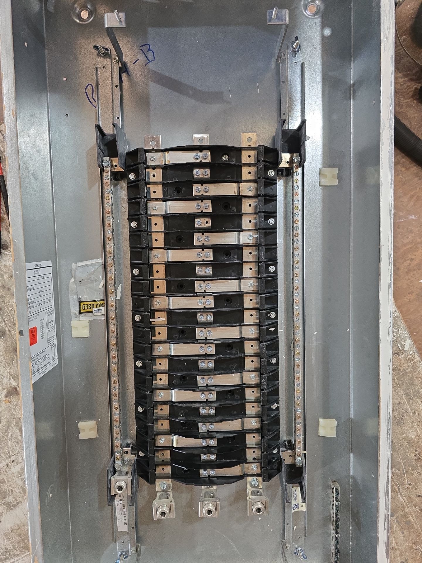 Siemens P1 P1C42ML250ABF Panelboard 250A 208/120V 3PH 4W MLO 42Cir 250 Amp Panel Used
