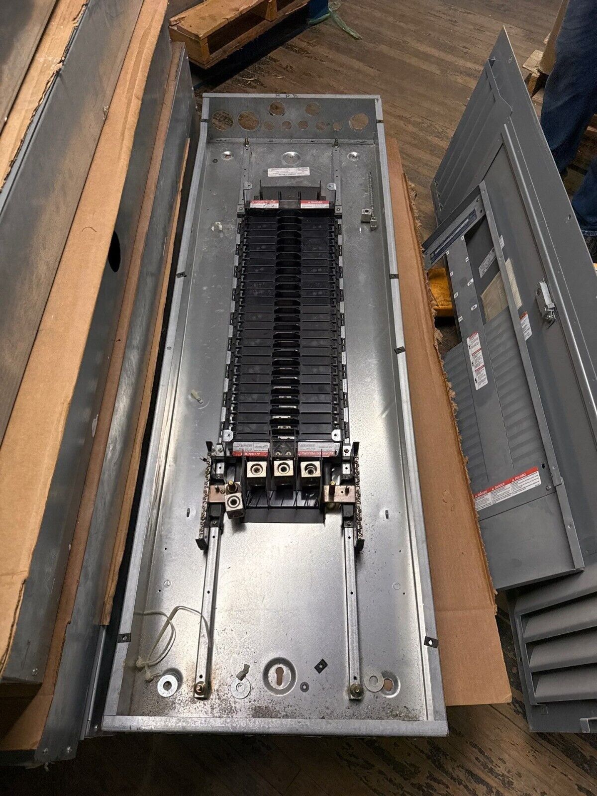 Square D NF Panelboard 400A 600/347V 3PH 4W MLO 54 Circuit Indoor Encl MH62 P564 Used