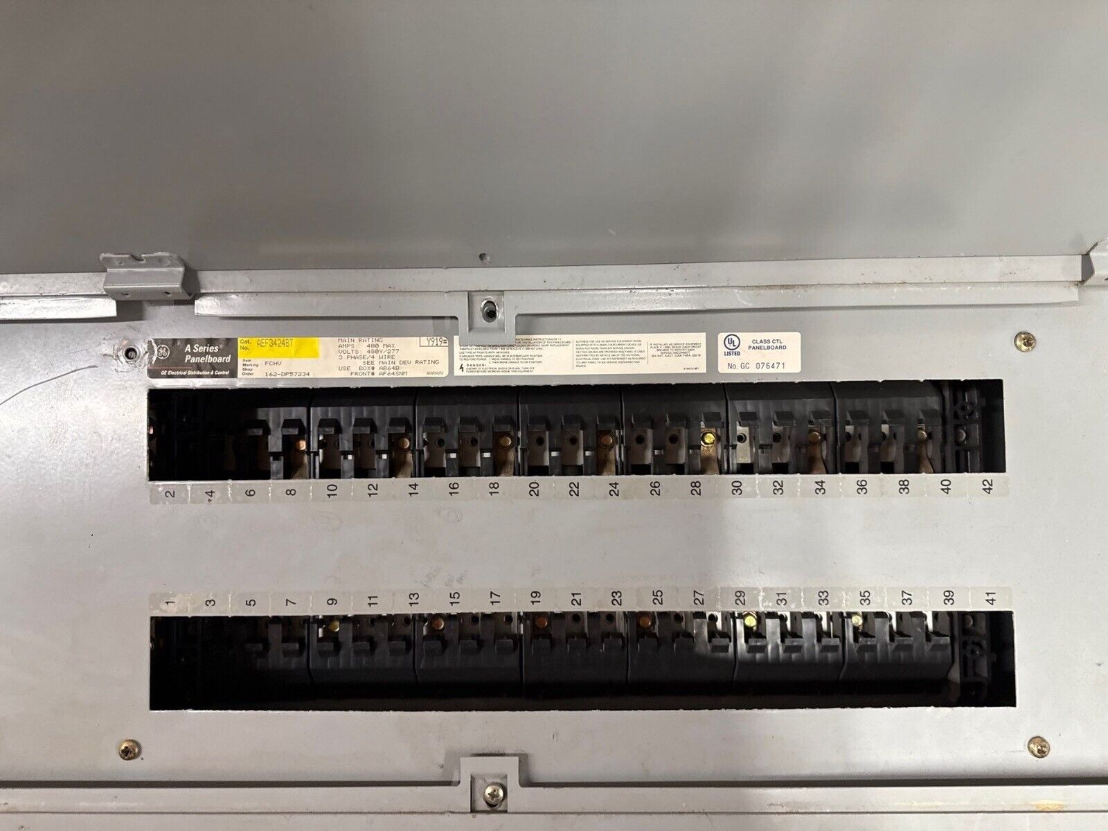 GE AEF3424BT Panelboard 400A 480/277V 3PH 4W Indoor Encl 42 Cir TJJ436400 MCB P021 Used