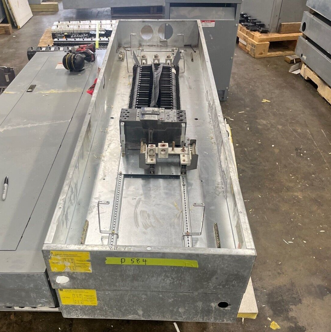 GE AEF3424MBX Panelboard 400A 3PH 480/277V 4W Indoor Encl 42Cir SFHA36AT0250 MLO P584 Used