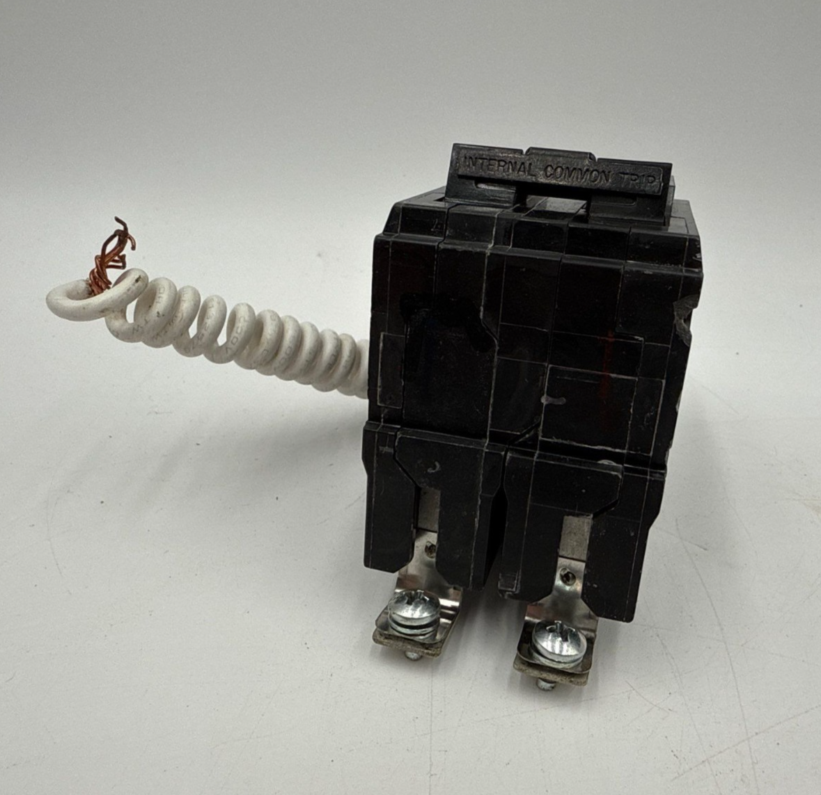 GE THHQB2120GFT Circuit Breaker 20A 2P 240V 22kA THHQB 20 Amp Bolt On GFCI New