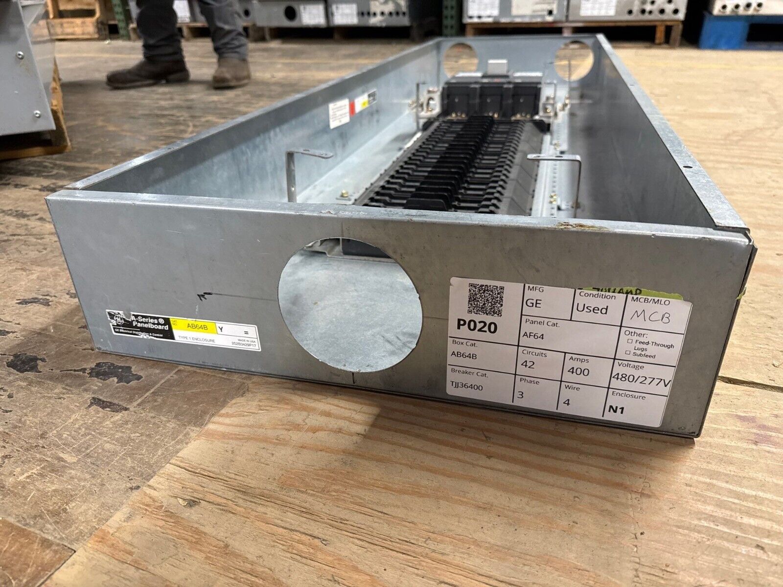 GE AEF3424BT Panelboard 400A 480/277V 3PH 4W Indoor Encl 42 Cir MCB TJJ436400 P020 Used