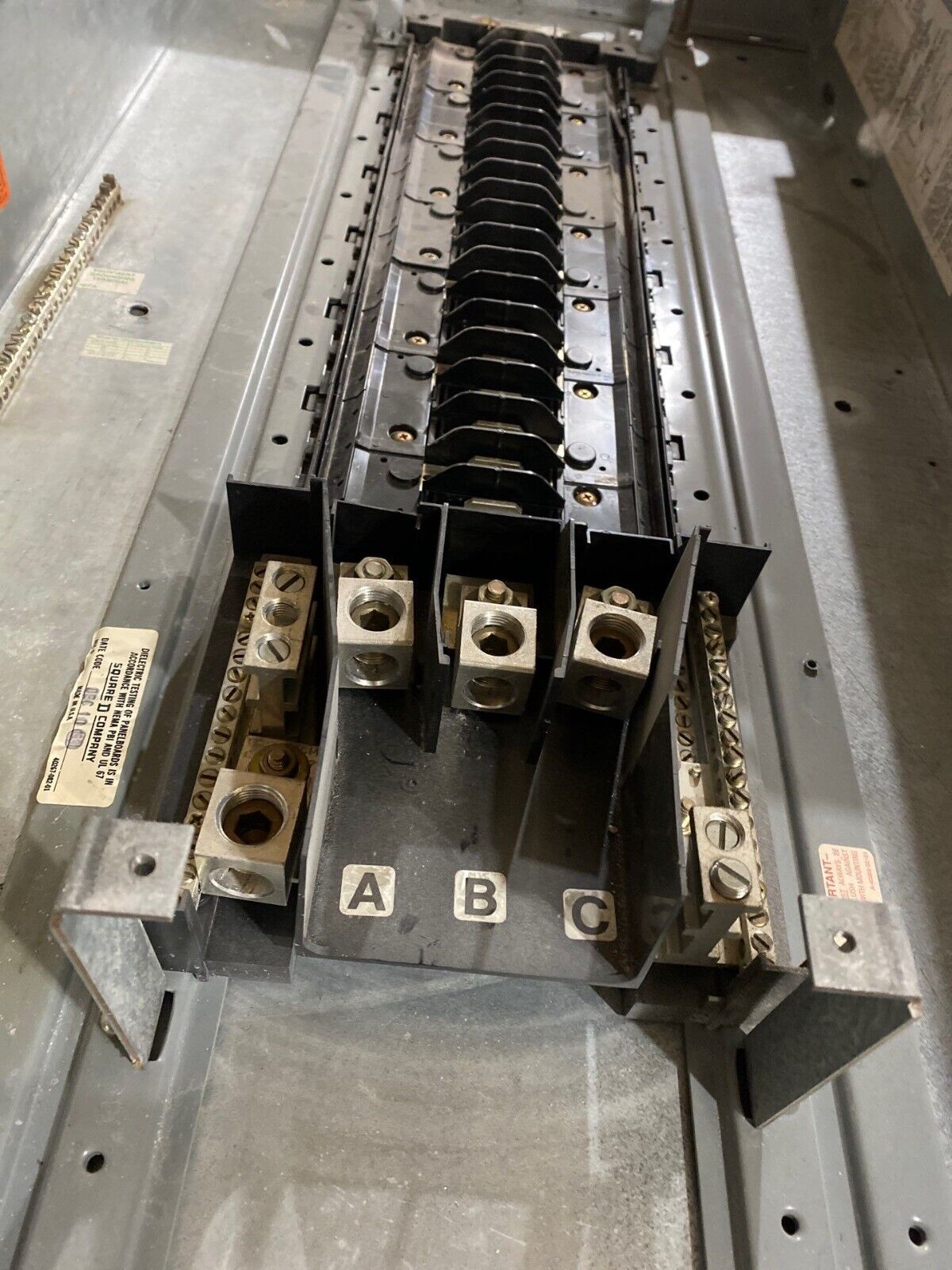 Square D NEHB Panelboard 225A 480/277V 3PH 4W Indoor Encl 42 Cir Main Lug MLO P654 Used