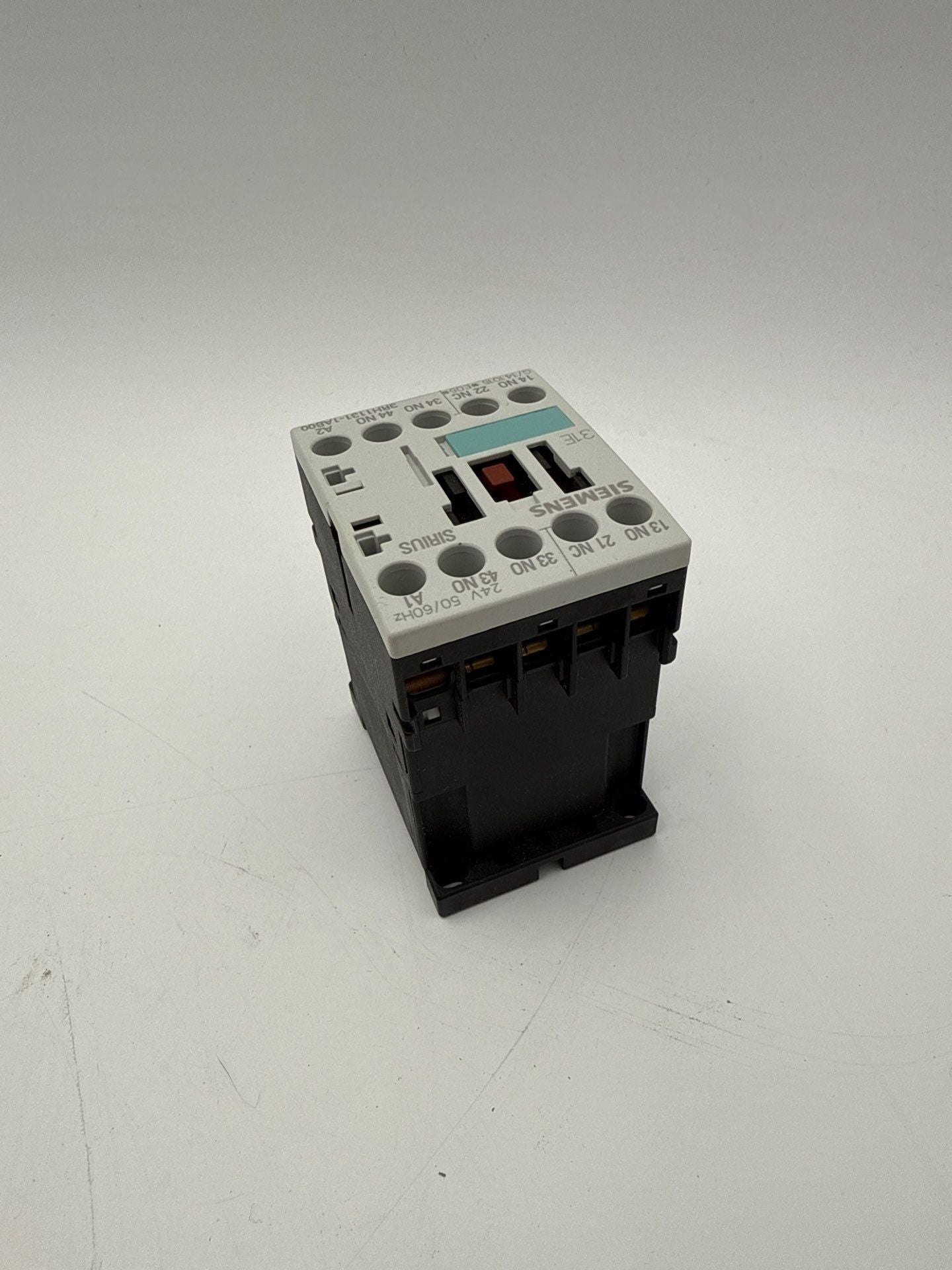 Siemens 3RH1131-1AB00 Control Relay 10A 240V Coil 24V 3NO 1 NC New