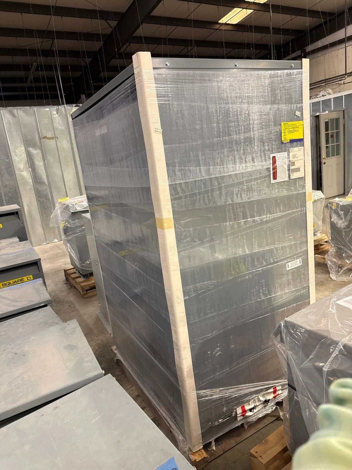 500KVA Square D EE500T76H Transformer Pri 480V Sec 480/277V 3PH Indoor Encl New