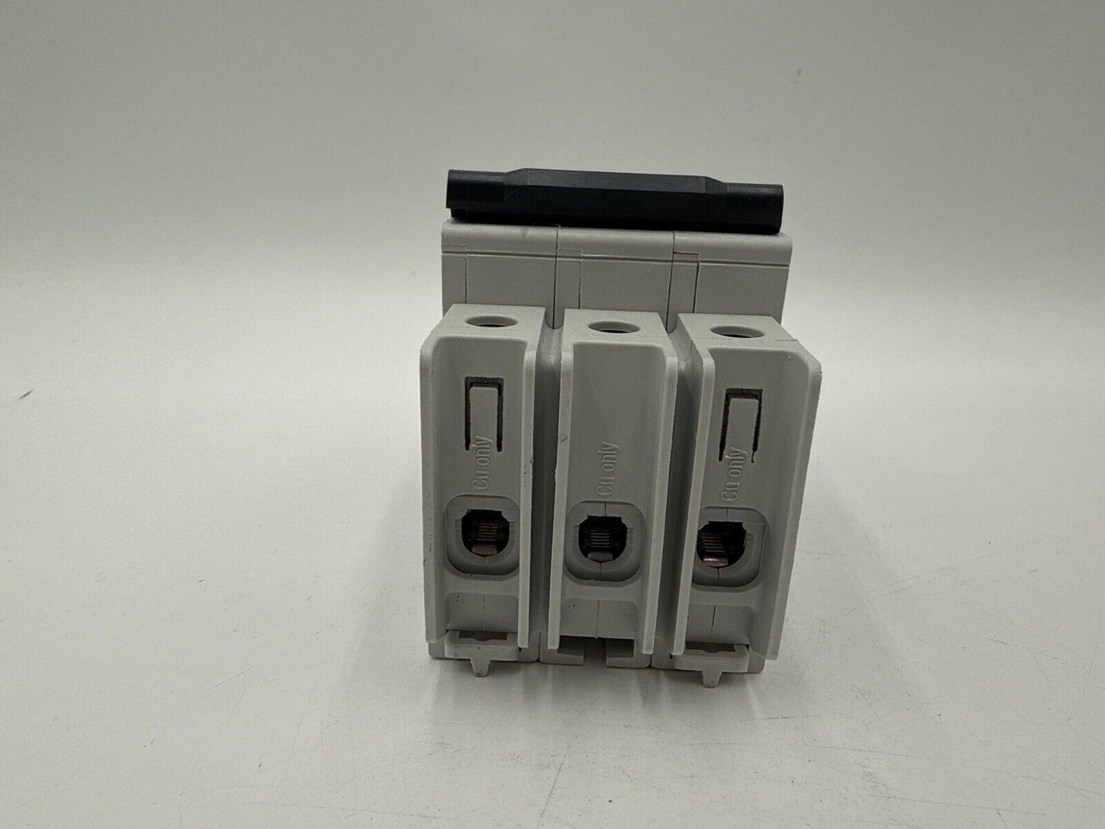 Schneider M9F43301 New