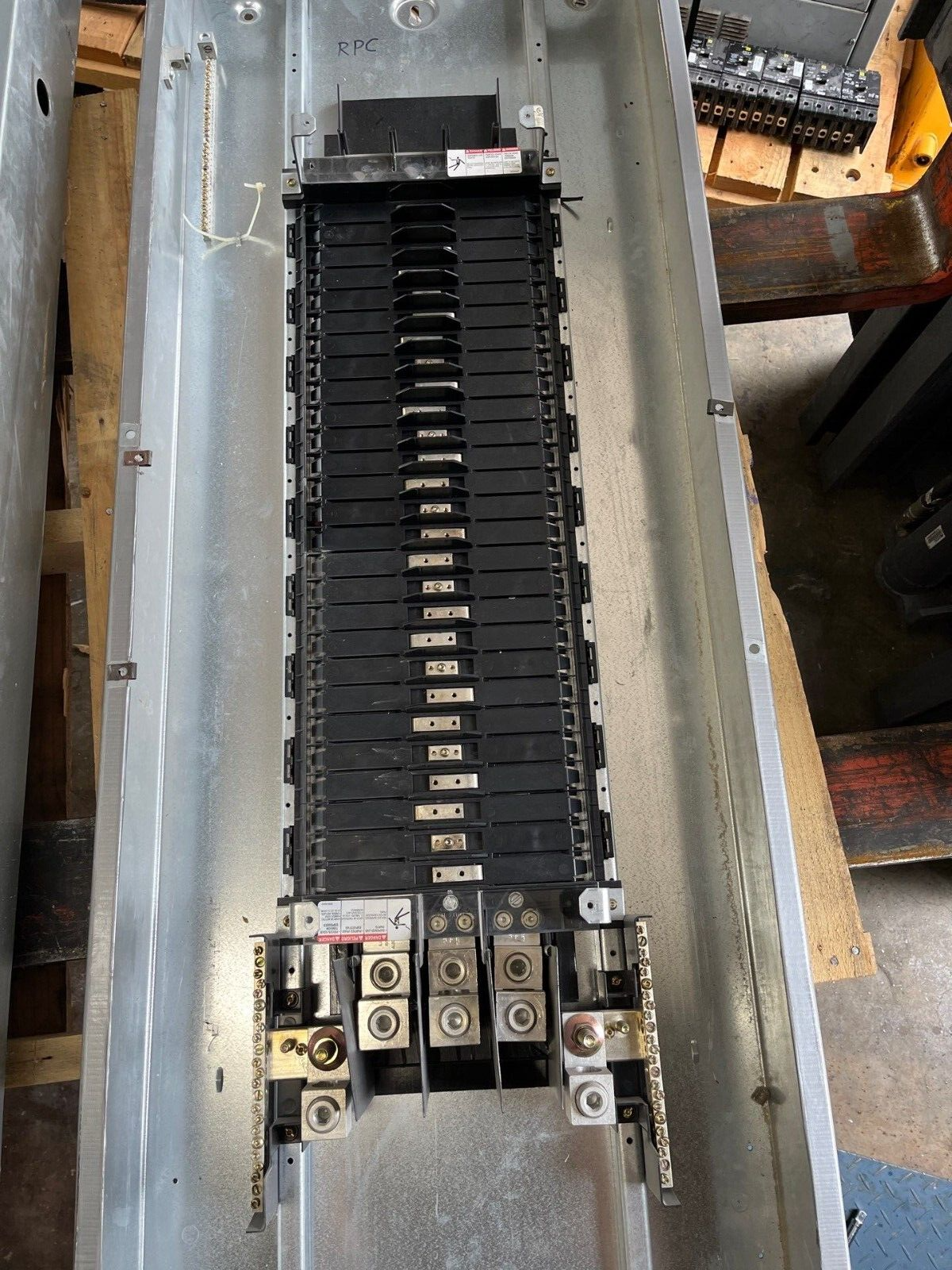 Square D NF Panelboard 600A 480/277V 3PH 4W 54 Circuit Main Lug MLO Indoor Encl P572 Used