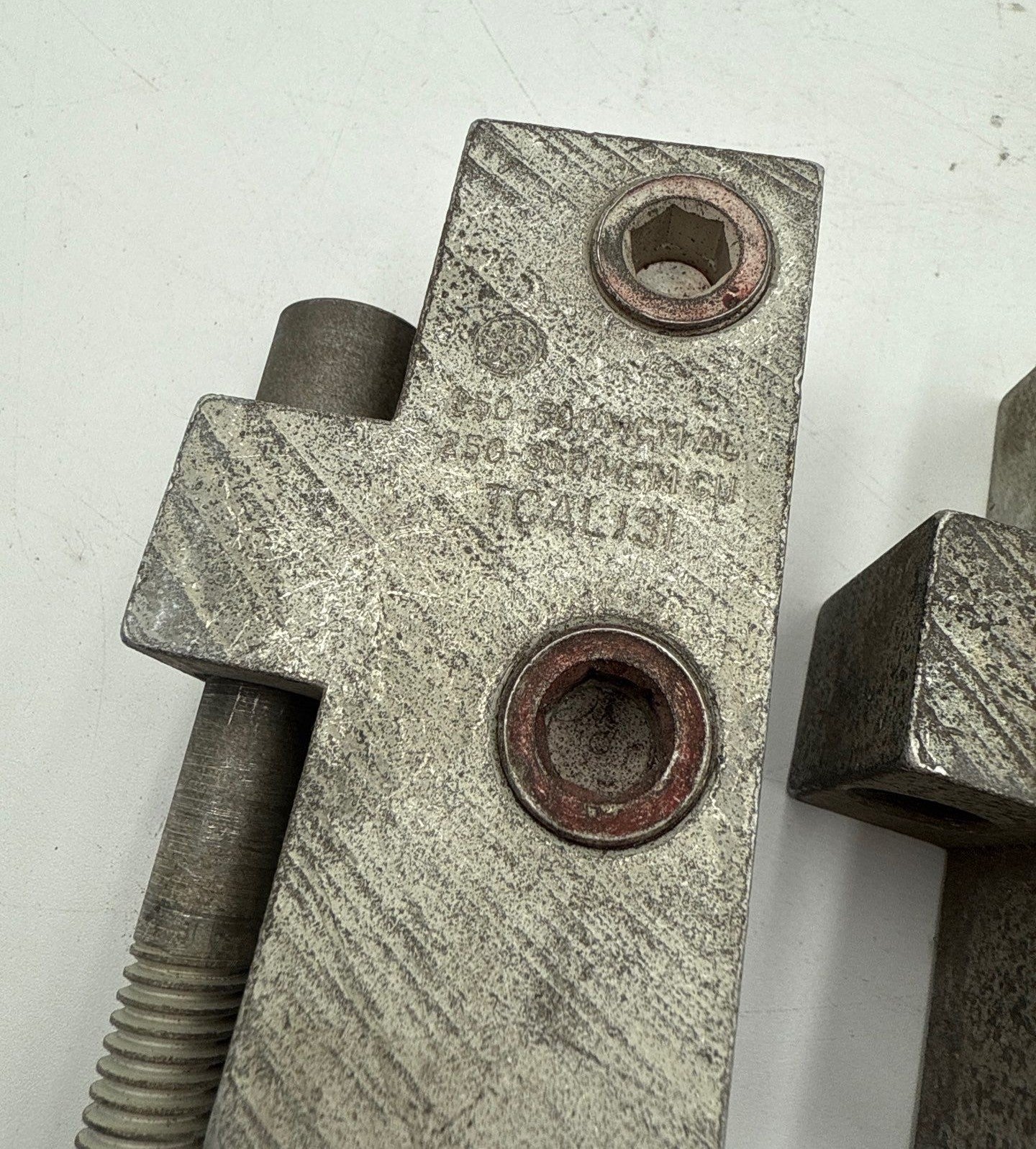 GE TCAL131 Lug Terminal 4 Barrel 250-500kcmil Al or 250-350kcmil CU 3PC Used