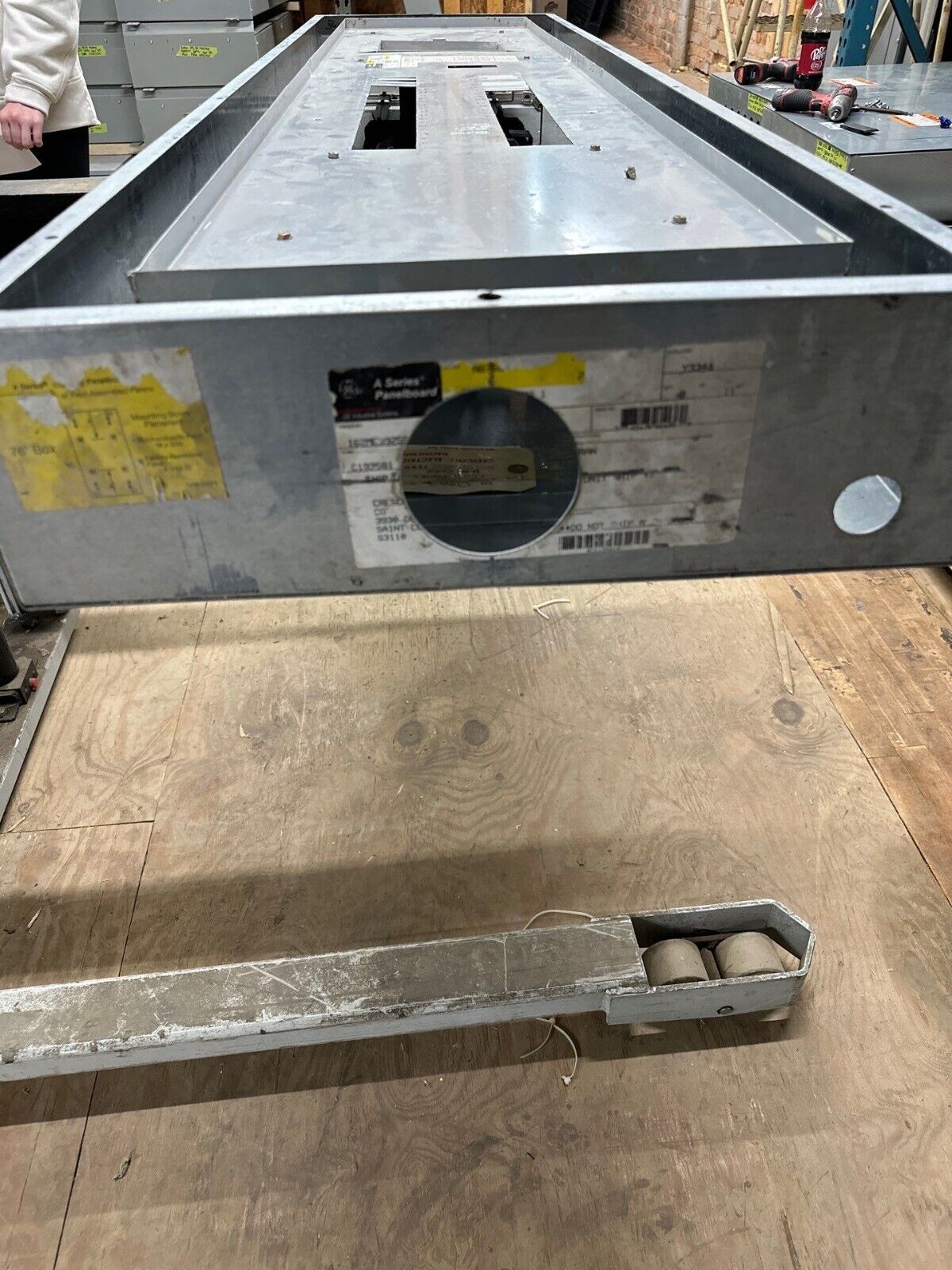 GE AEF3424DBX Panelboard 400A 480Y/277V 3PH 4W 42 Cir Indoor Encl MCB 400 Amp P311 Used