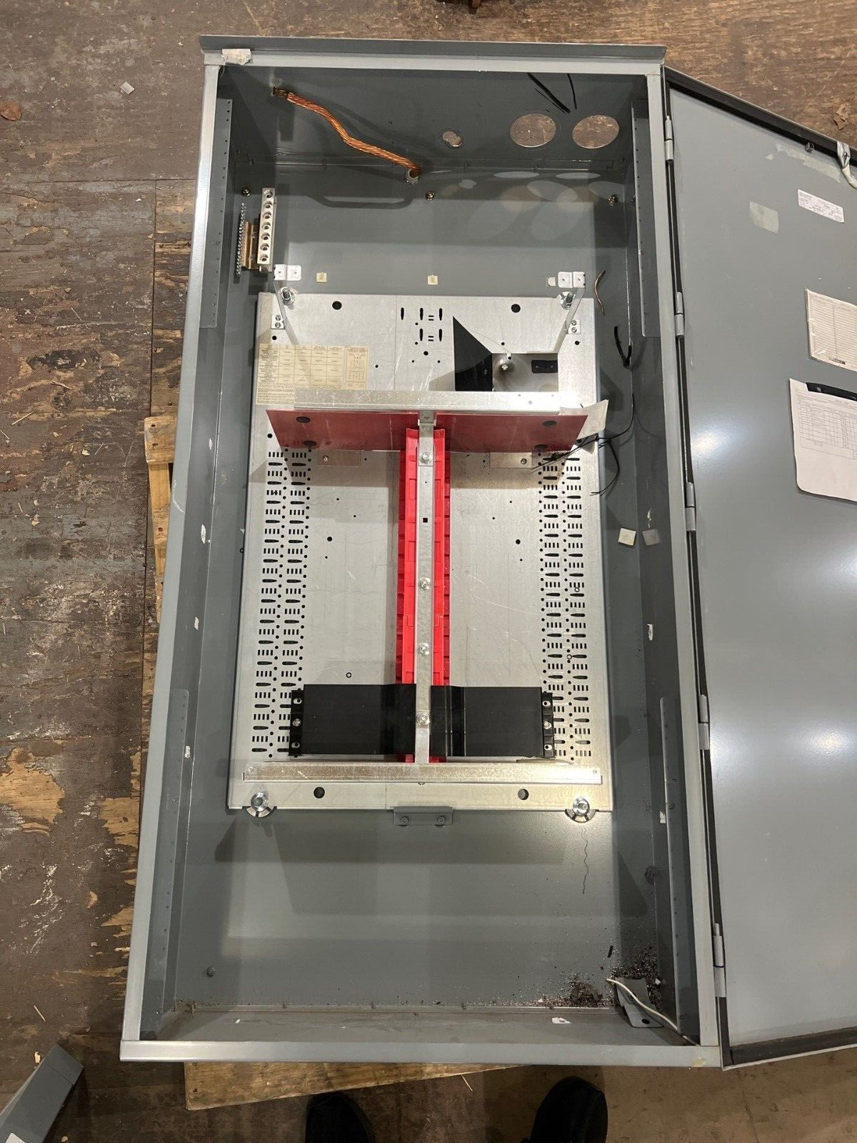 Square D HCM I-Line Panelboard 225A 480V 3PH 3W MCB 30 Circuit 3R Outdoor Encl P611 Used