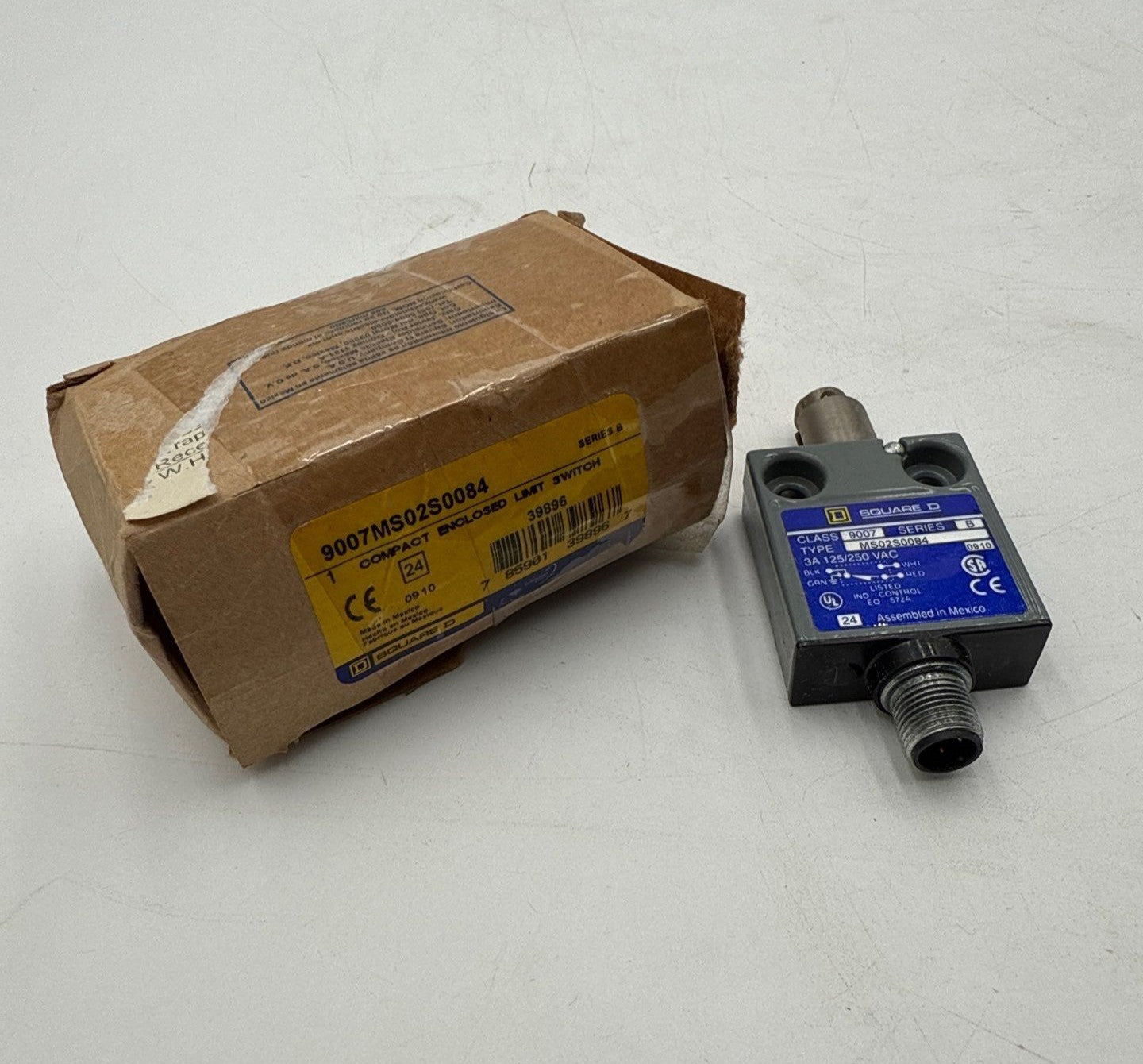 Square D 9007MS02S0084 Compact Enclosed Limit Switch Plunger Roller New