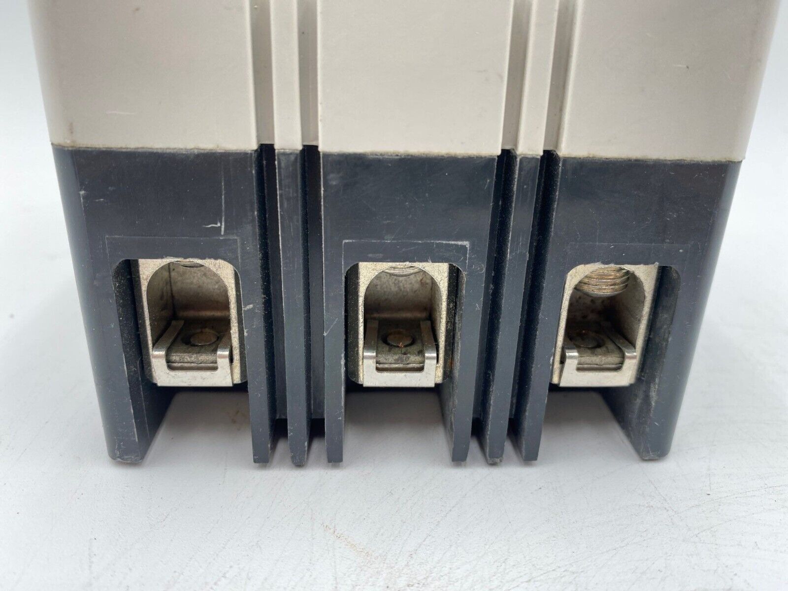 Eaton EDB3200BP10 Circuit Breaker 200A 3P 240V EDB 22k 200 Amp 3 Pole Used