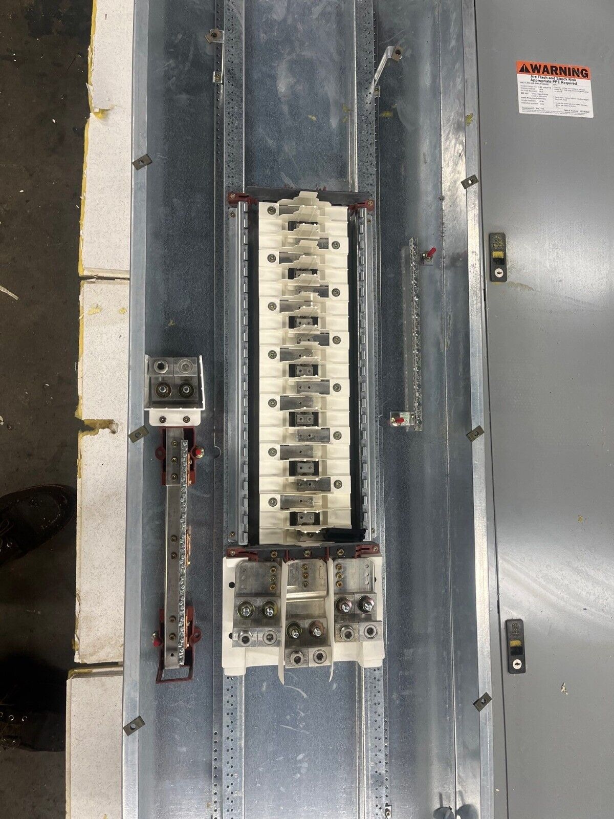 Cutler Hammer PRL2A Panelboard 400A 277/480V 3PH 4W Indoor Encl 42 Circuit MLO P581 Used