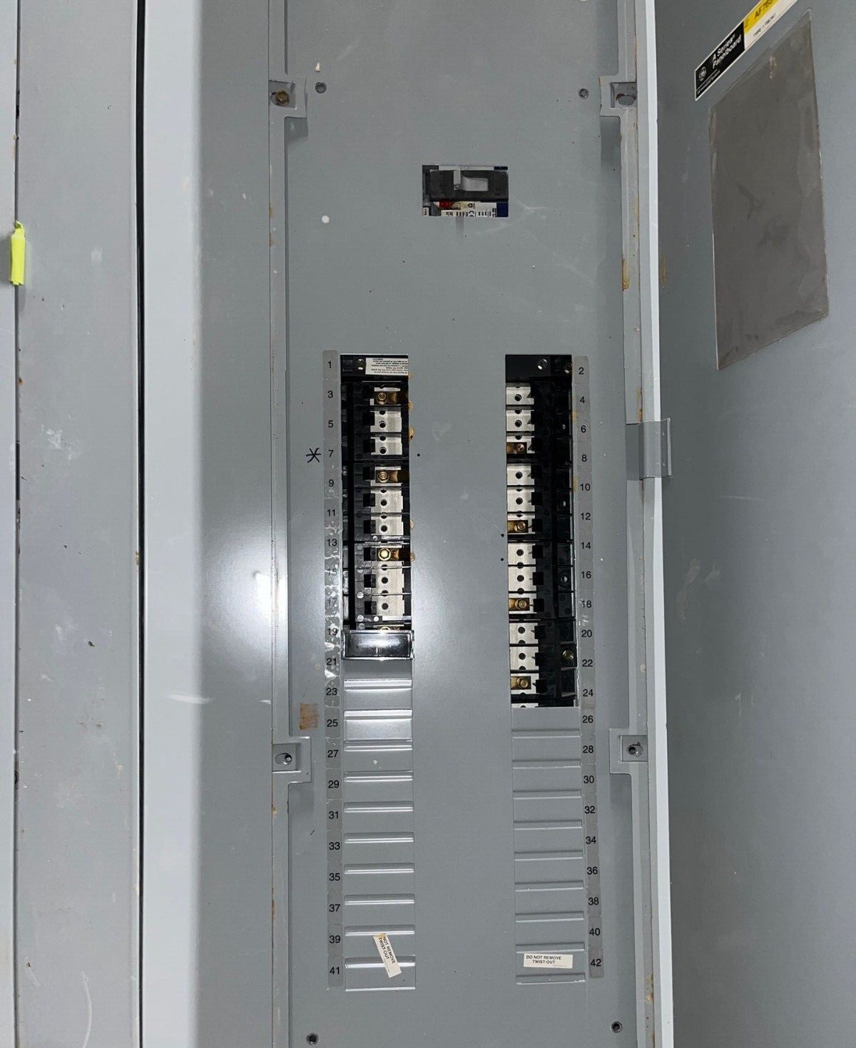 GE AEF3424MBX Panelboard 400A 3PH 480/277V 4W Indoor Encl 42Cir SFHA36AT0250 MLO P584 Used