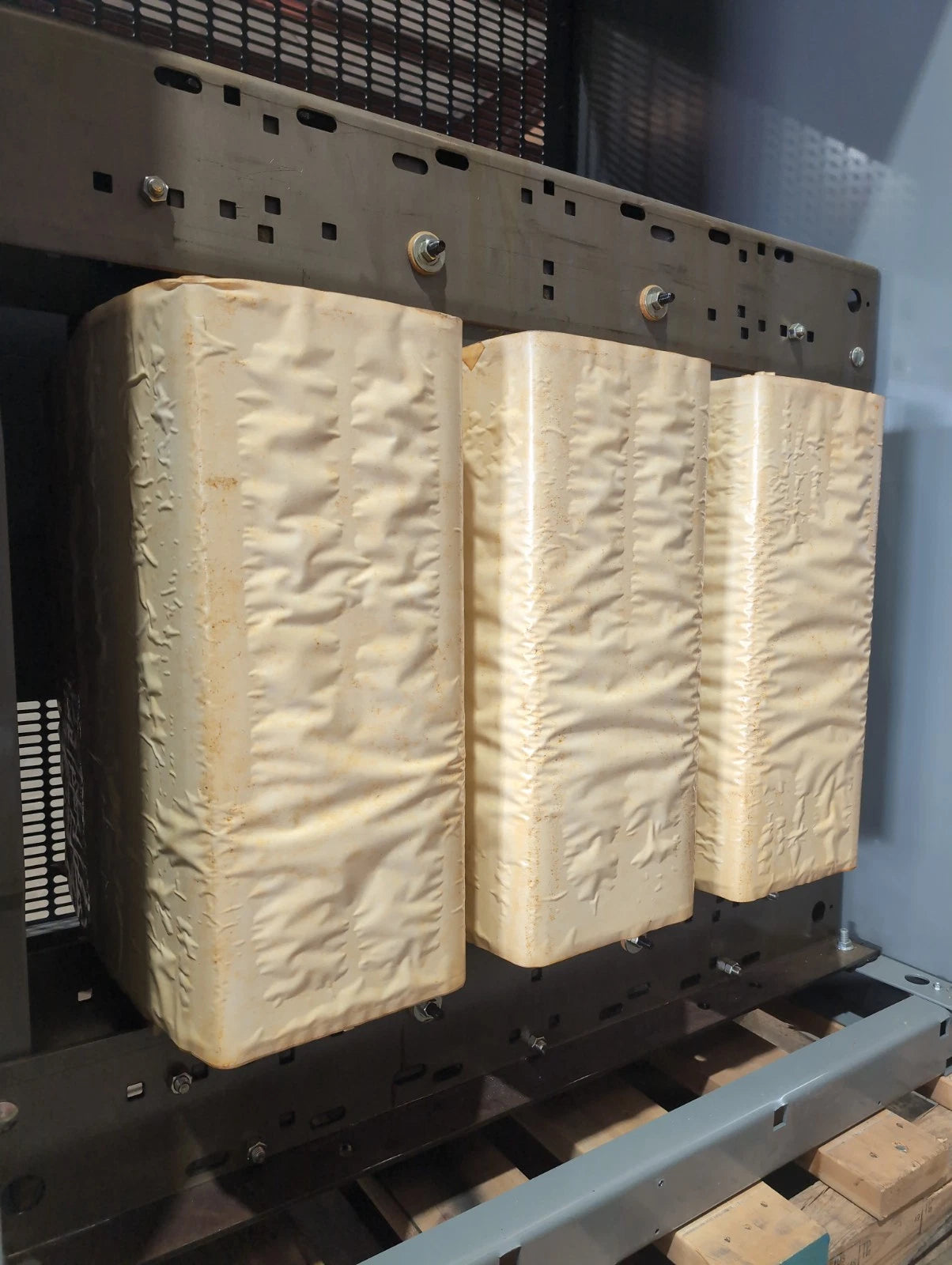 500 kVA Square D EX500T76HFCU Transformer Pri 480V Sec 480/277V 3PH 60Hz New New