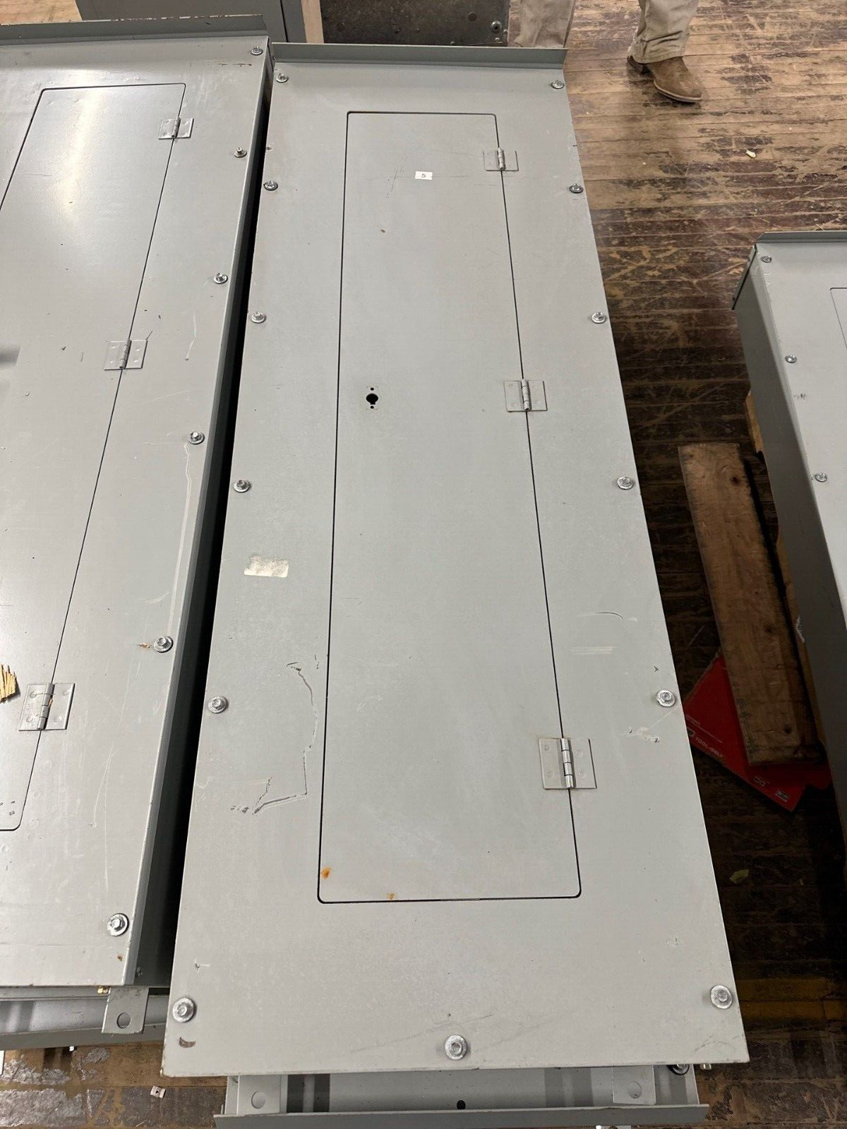 Eaton PRL3A Panelboard 400A 480Y/277V 3PH 4W Main Lug MLO 18 Cir 3R Outdoor Encl P291 Used