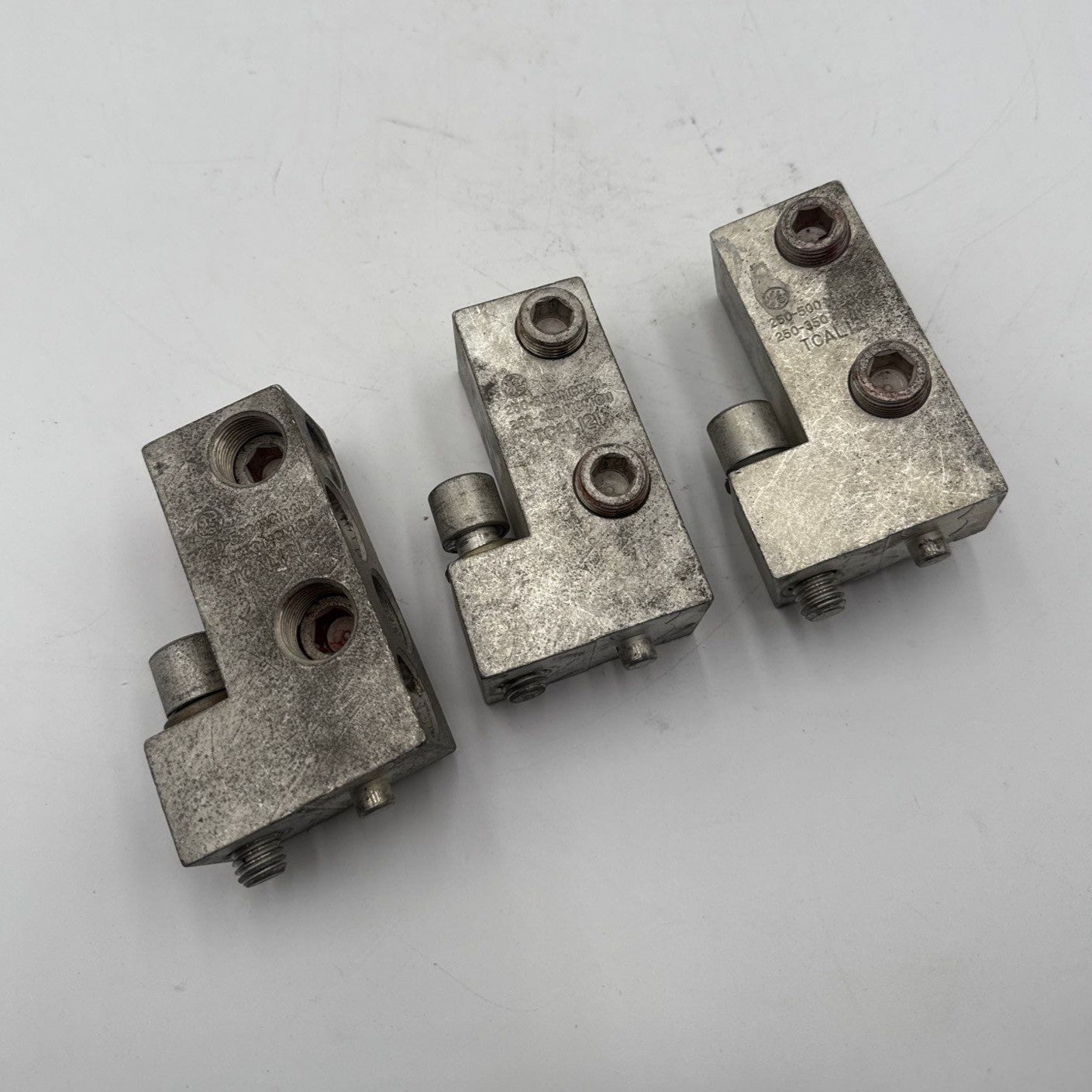 GE TCAL121 CIRCUIT BREAKER LUG 250-350KCMIL/COP 500KCMIL/ALU 4PORT 3PC Used