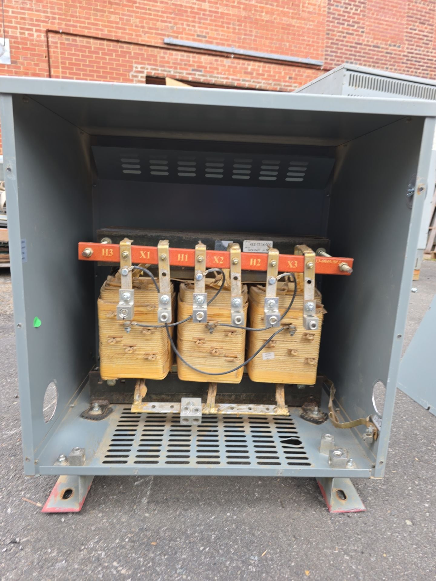 45KVA Siemens 3F3Y045TP1DS Transformer Pri 480V Sec 208/120V 3PH 3R Encl Used