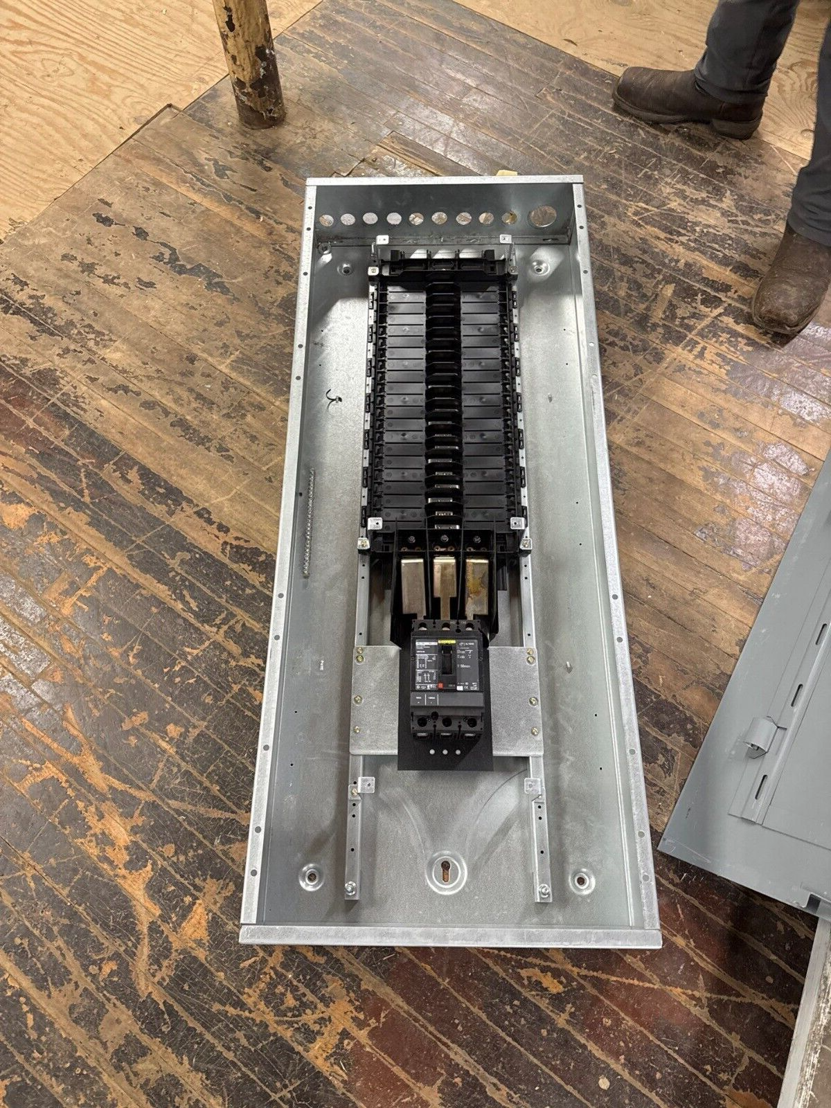 Square D NF Panelboard 100A 480V 3PH 3W Indoor Encl 42 Circuit MCB HDP36100 P431 Used