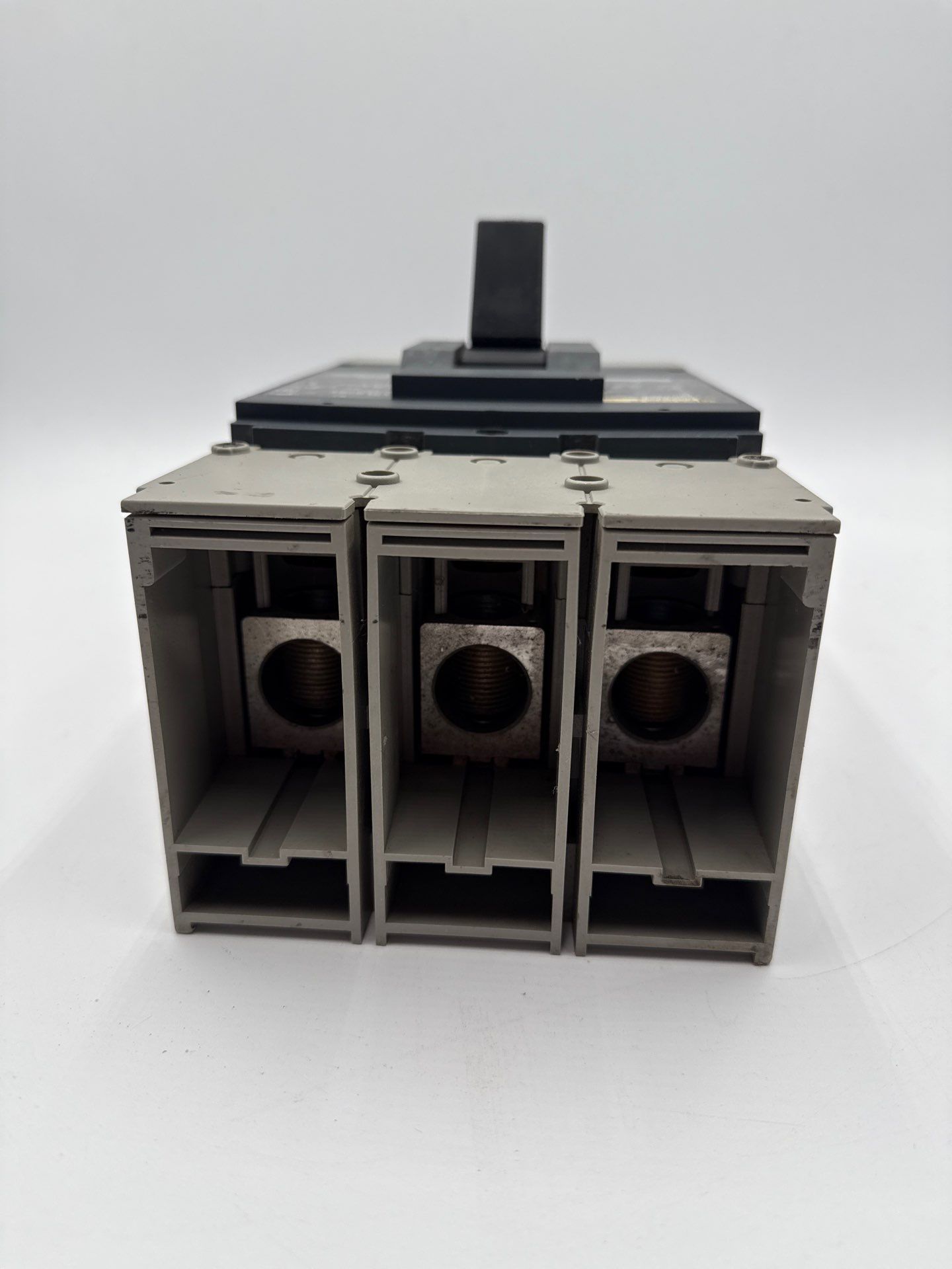 Square D DJM32400E20 Circuit Breaker 400A 3P 240V PowerPact 400 Amp 3 Pole Used