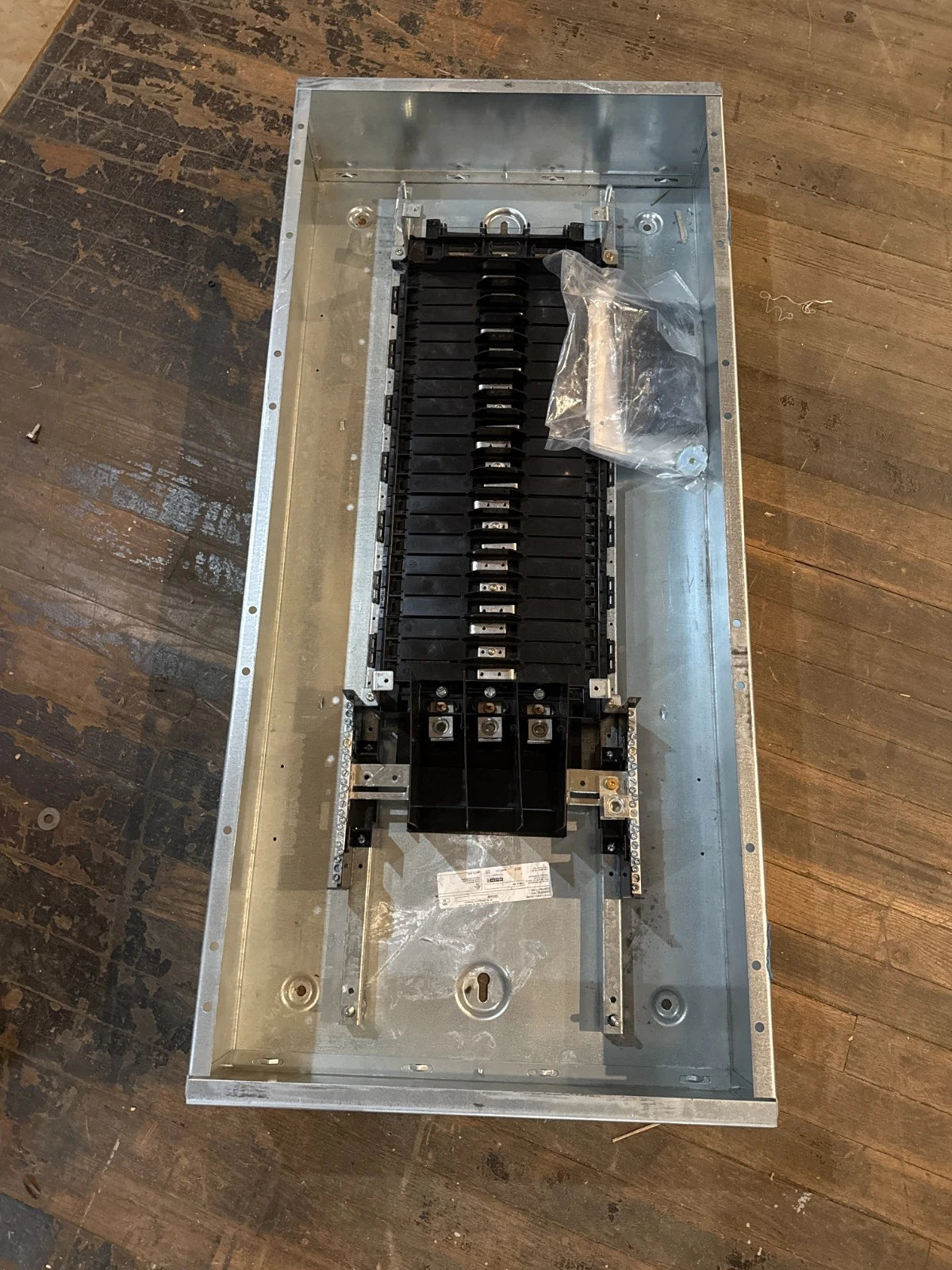 Square D NF442L2C Panelboard 250A 600/347V 3PH 4W MLO Panel 250 Amp 42 Cir New