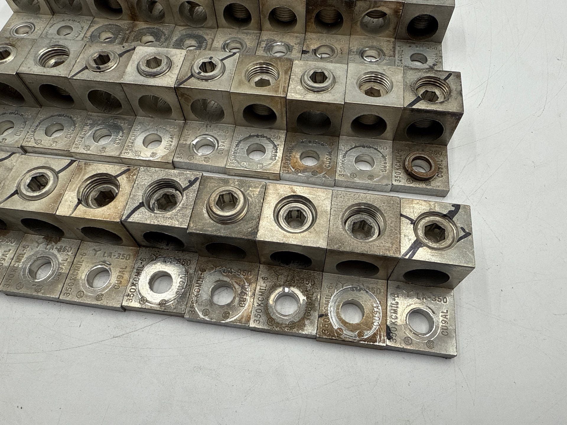 30PC CMC LA-350 Mechanical Lug 350KCMIL-6 CU9AL Aluminum Used